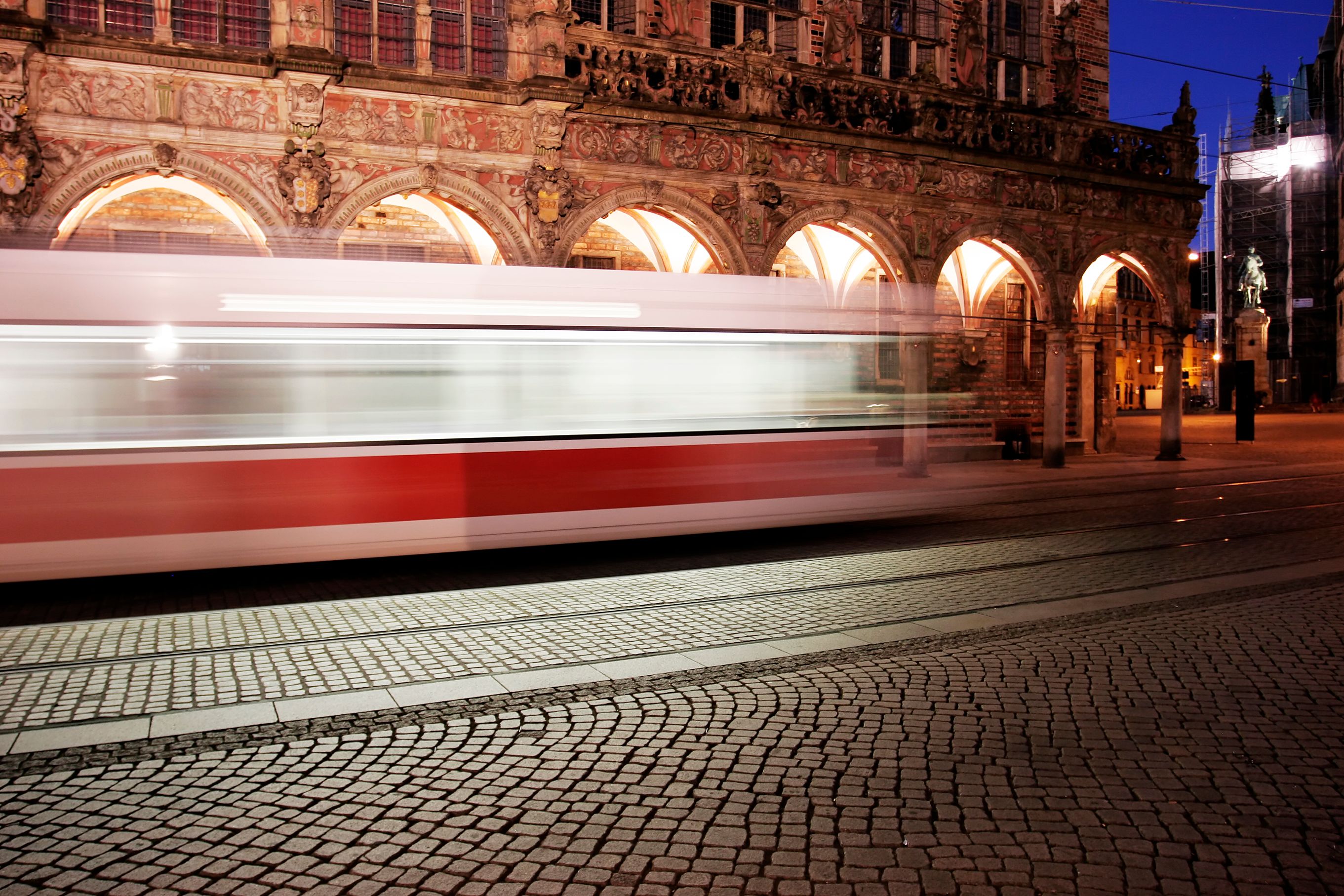 Die 18- und 19-jährige haben sich am Freitagabend in der Straßenbahn geküsst.