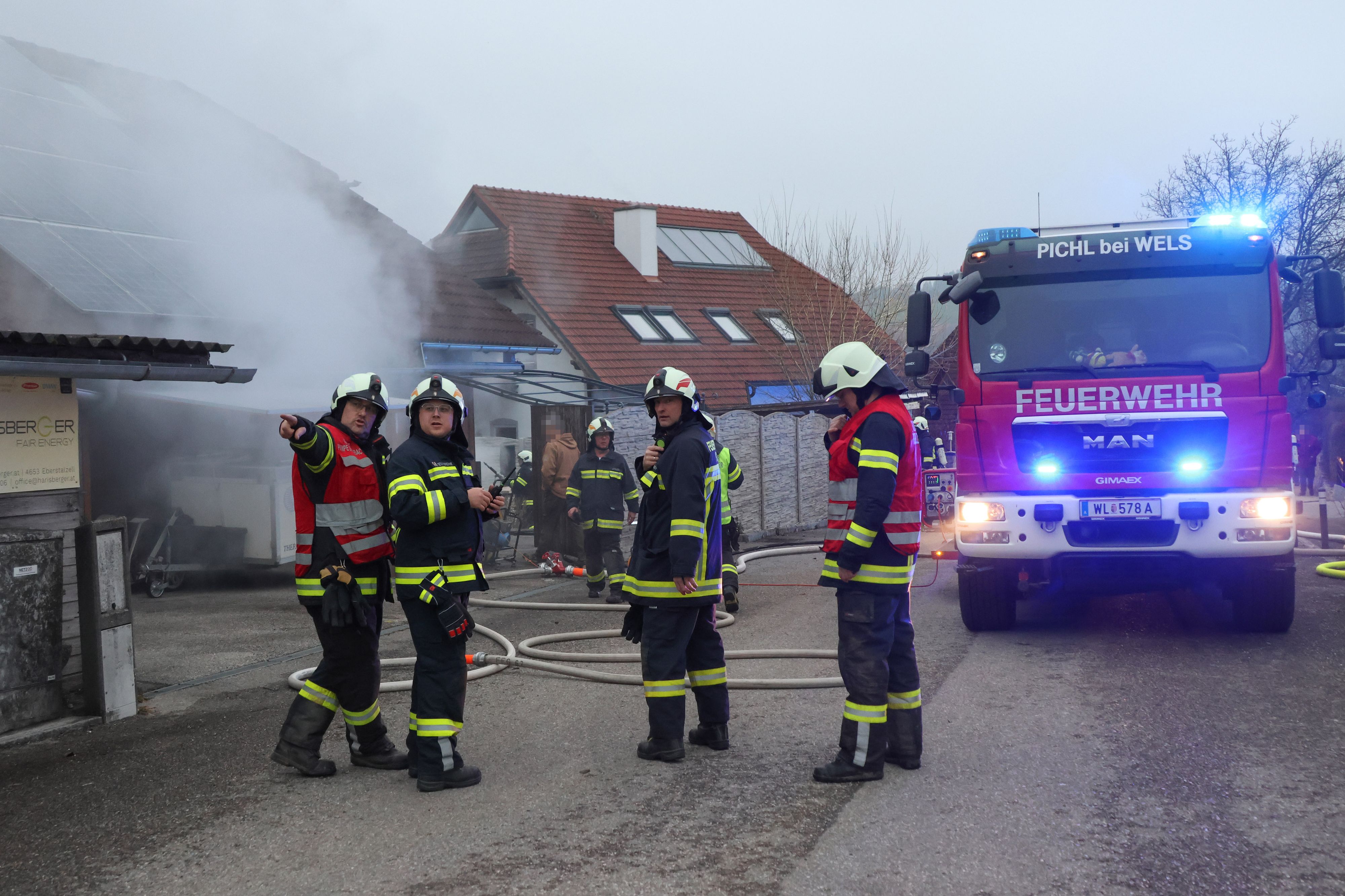 Der Brand breitete sich auf das Innere des Hauses aus. 