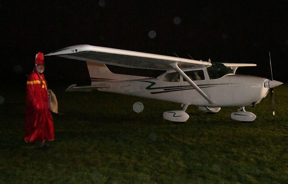 Heute.at - Hier fliegt der Nikolo mit der Cessna ein