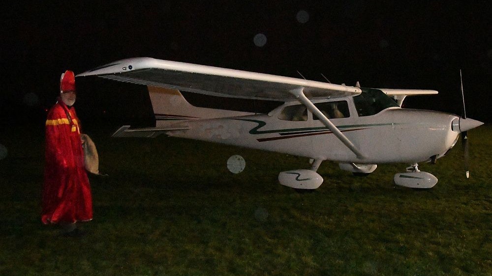 Heute.at - Hier fliegt der Nikolo mit der Cessna ein