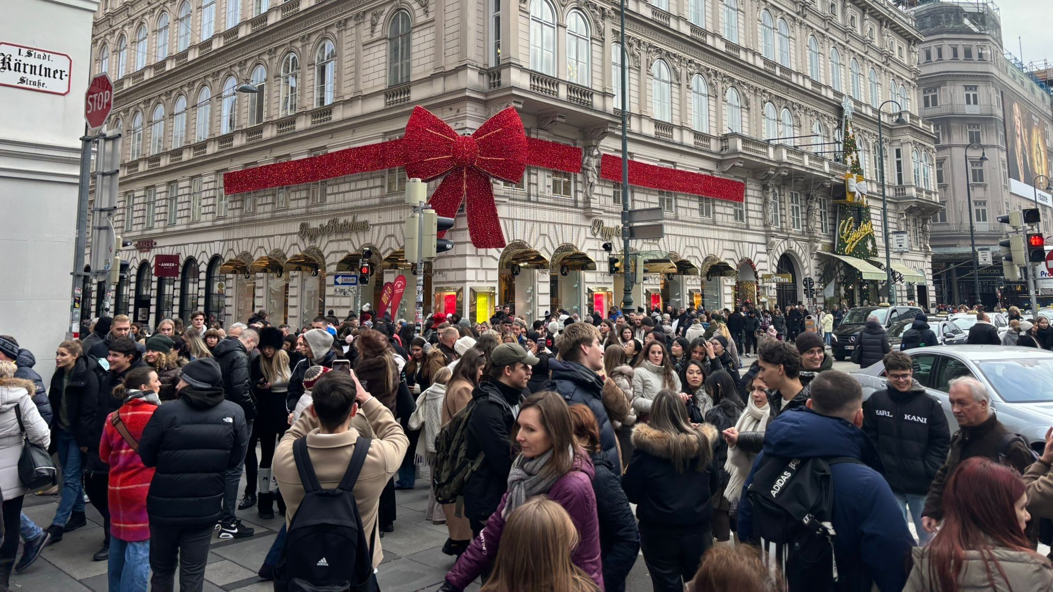 Heute.at - Selfie-Chaos in Wiener City! Touristen belagern Hotspot