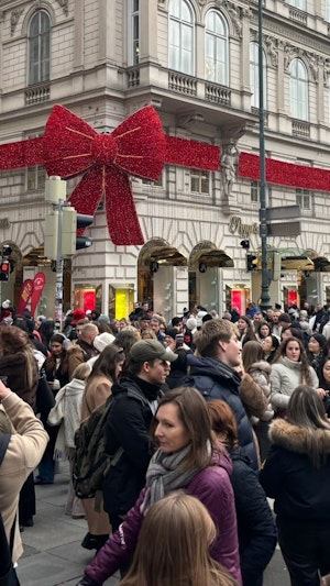 Selfie-Hotspot Wien: Das XXL-Mascherl auf der Kärntner Straße sorgt im Advent für Verkehrschaos, wütende Autofahrer und begeisterte Touristen.