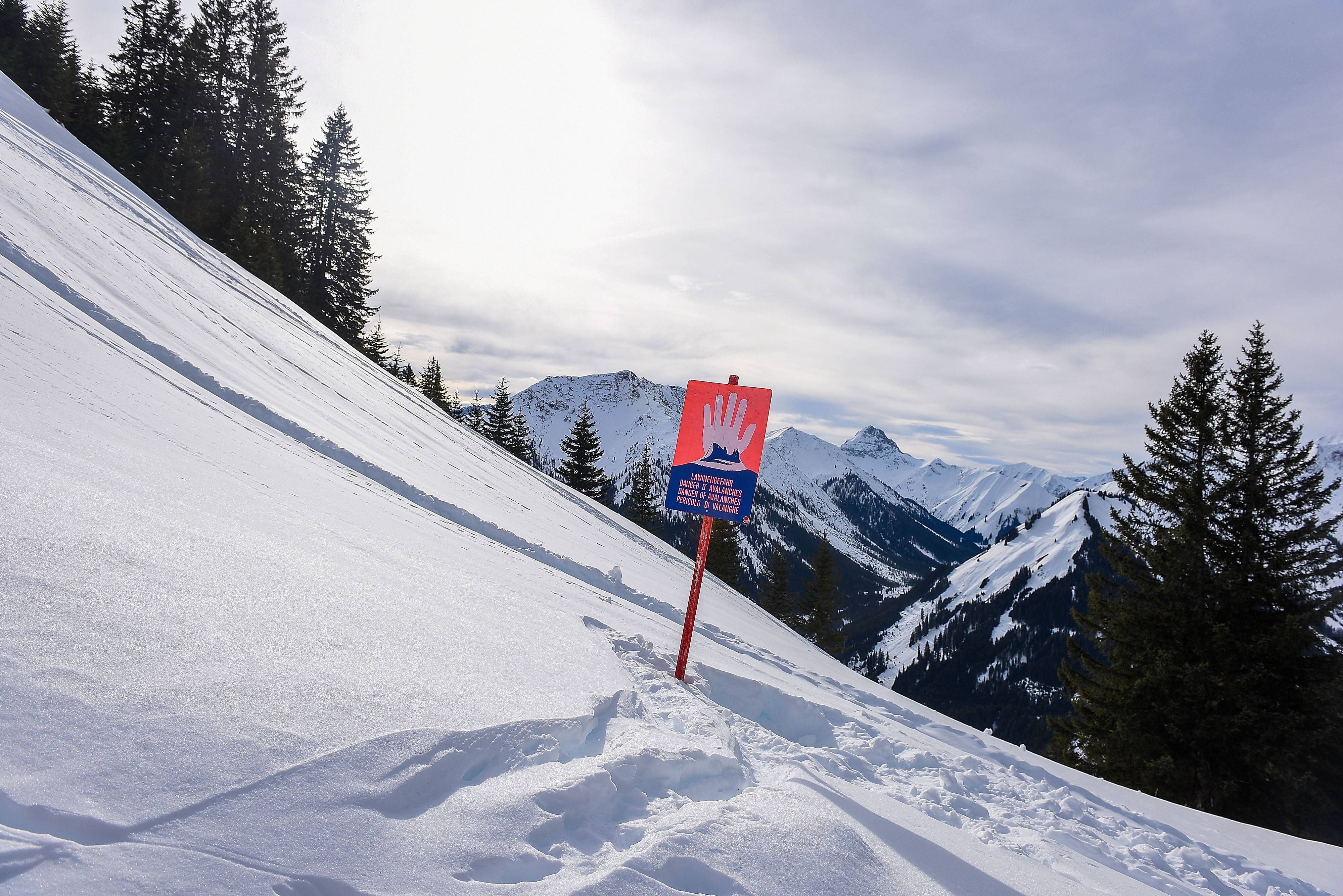 Im Bereich der Zugspitze kam es nach einem Lawinenabgang am Samstag zu einem Großeinsatz.