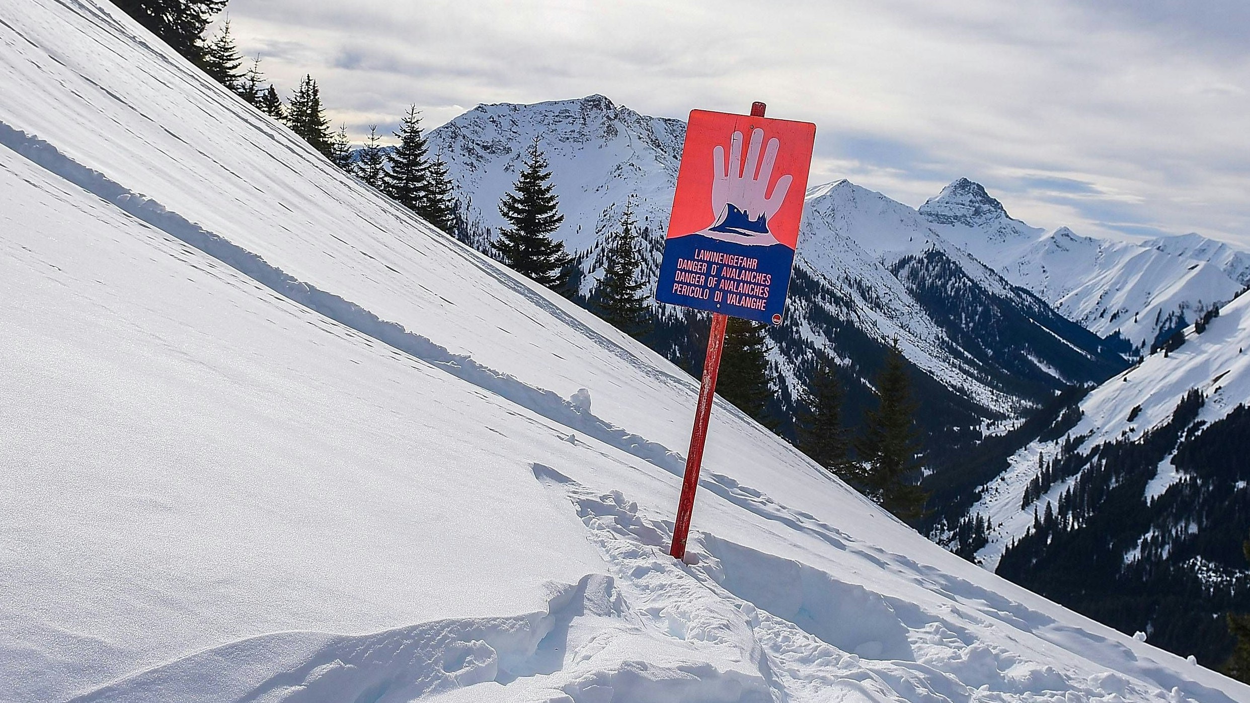Heute.at - Kletterer bei Lawinenabgang verschüttet – Großeinsatz