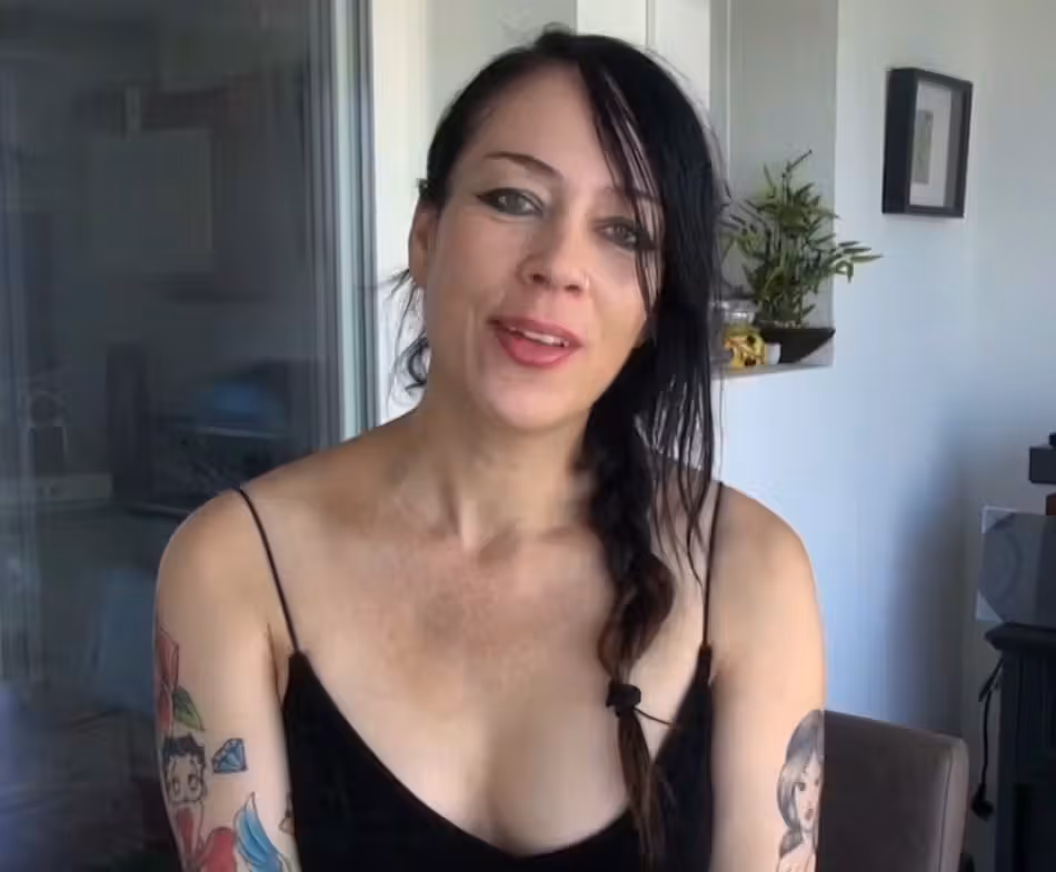 Heute.at - Im Parlament gefeuert, jetzt dreht Adeline (48) Pornos