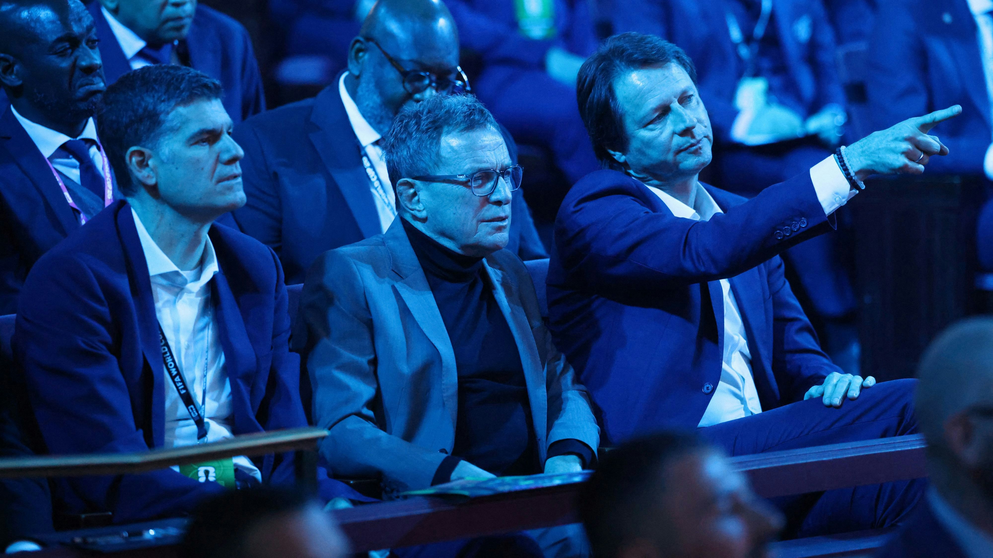 ÖFB-Teamchef Ralf Rangnick mit Sportdirektor Peter Schöttel und Geschäftsführer Bernhard Neuhold bei der WM-Auslosung. 