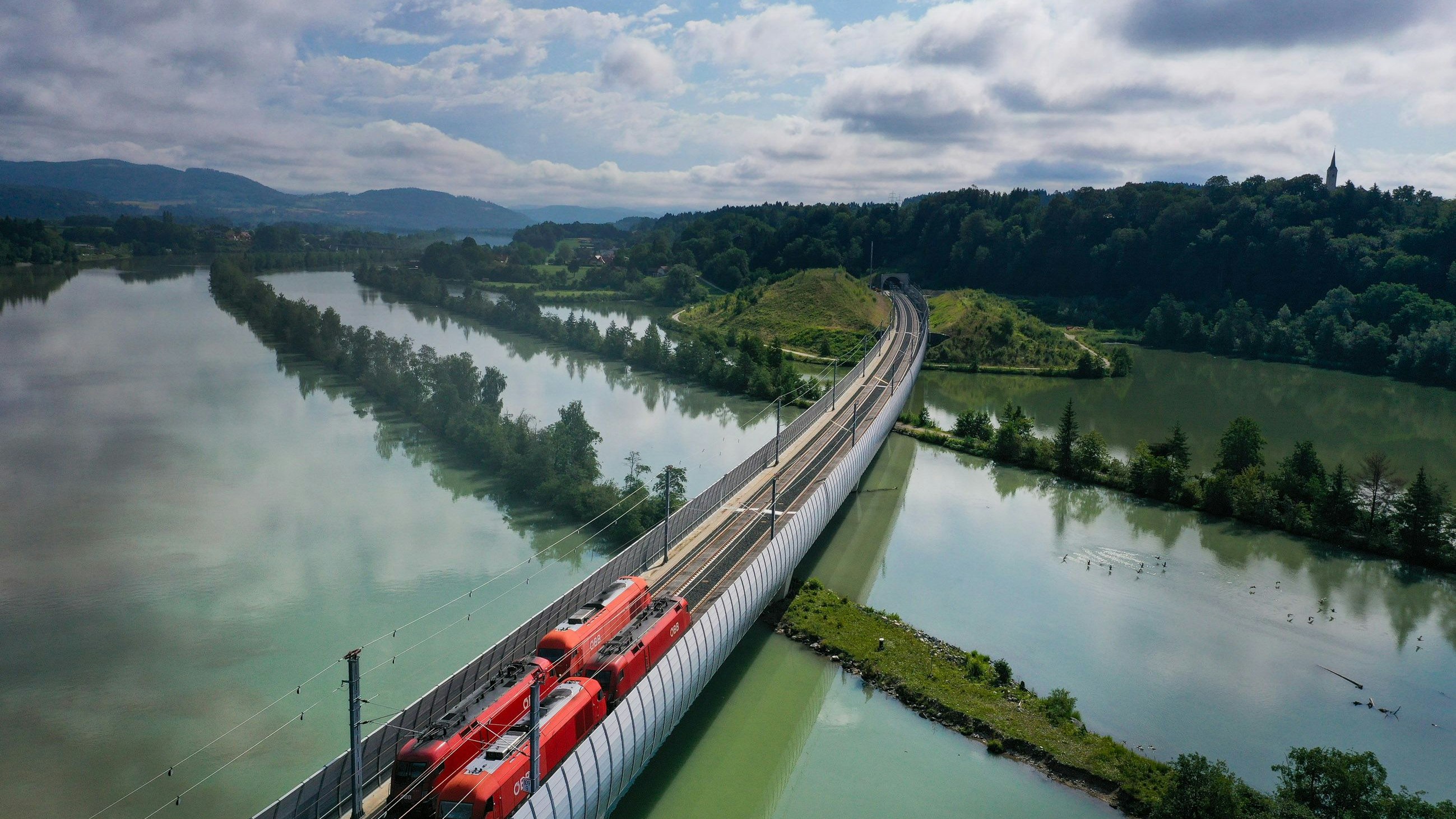 Die mit 600 Metern zukünftig längste Eisenbahnbrücke Kärntens – die neue Draubrücke im Bereich Völkermarkt.
