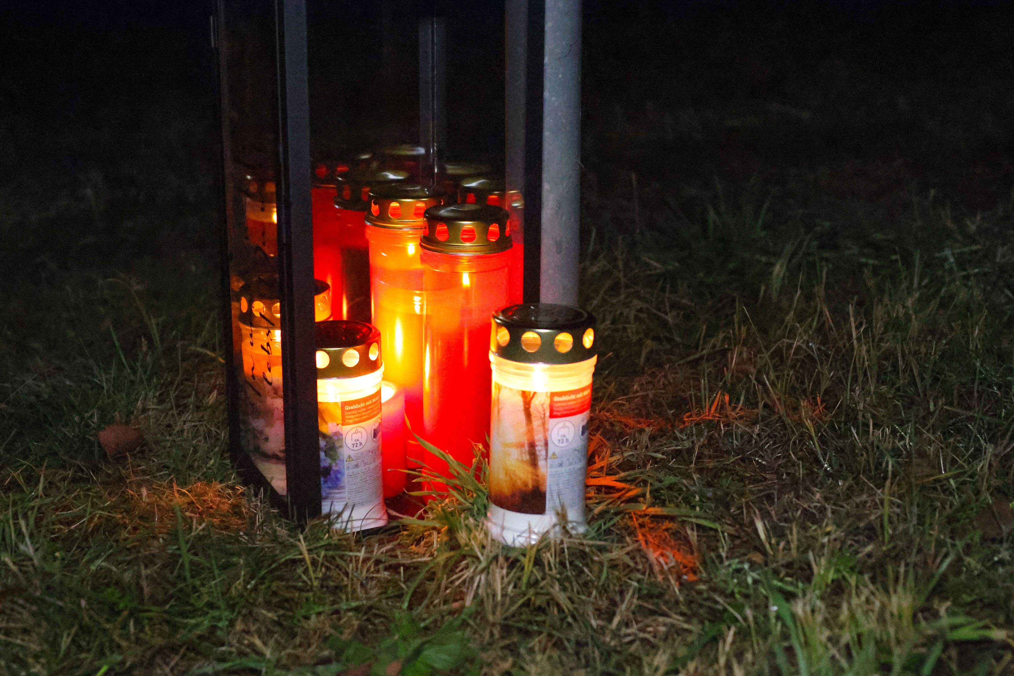 Angehörige und Freunde trauern mit Kerzen an der Unfallkreuzung um den Verstorbenen.