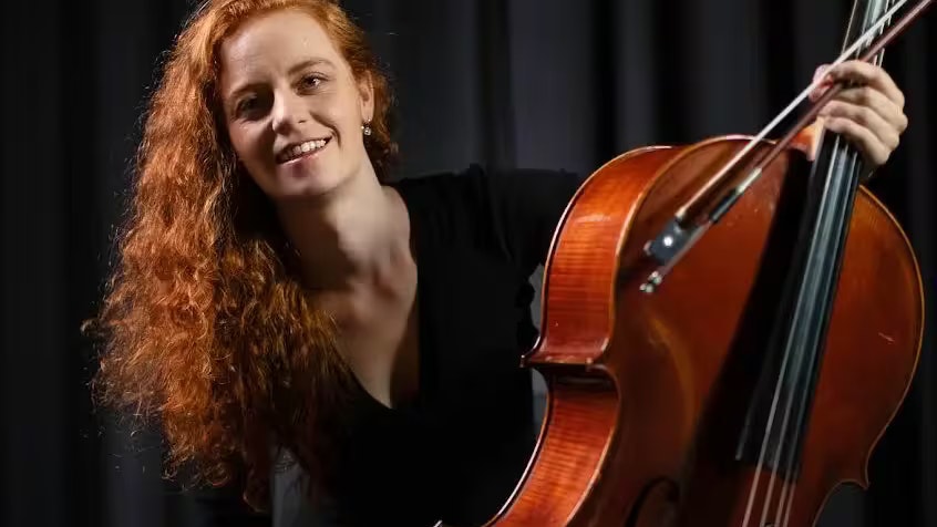 Dr. <strong>Teresa Wenhart</strong> ist Musikpsychologin, Neurowissenschaftlerin und Musikerin.