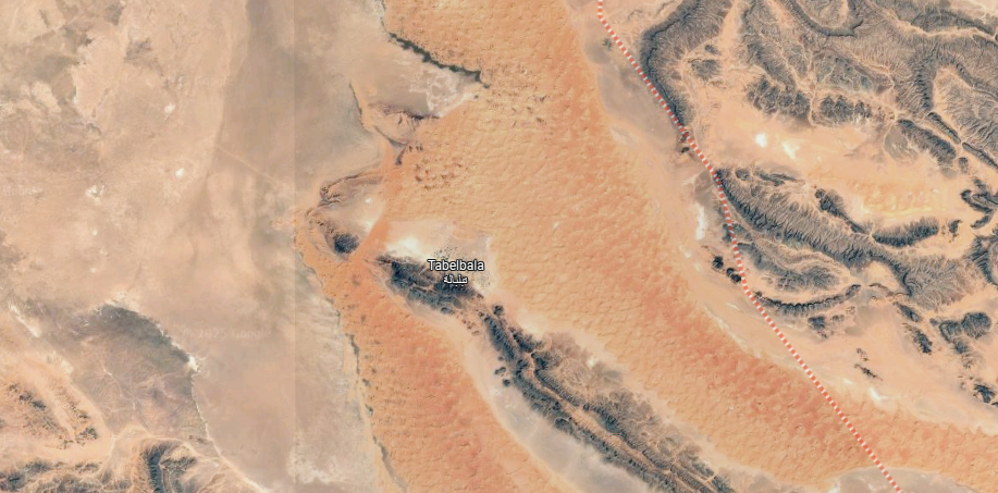 Der Bus ist auf einer Straße nahe der Gemeinde Tabelbala im Südwesten des Landes umgestürzt.