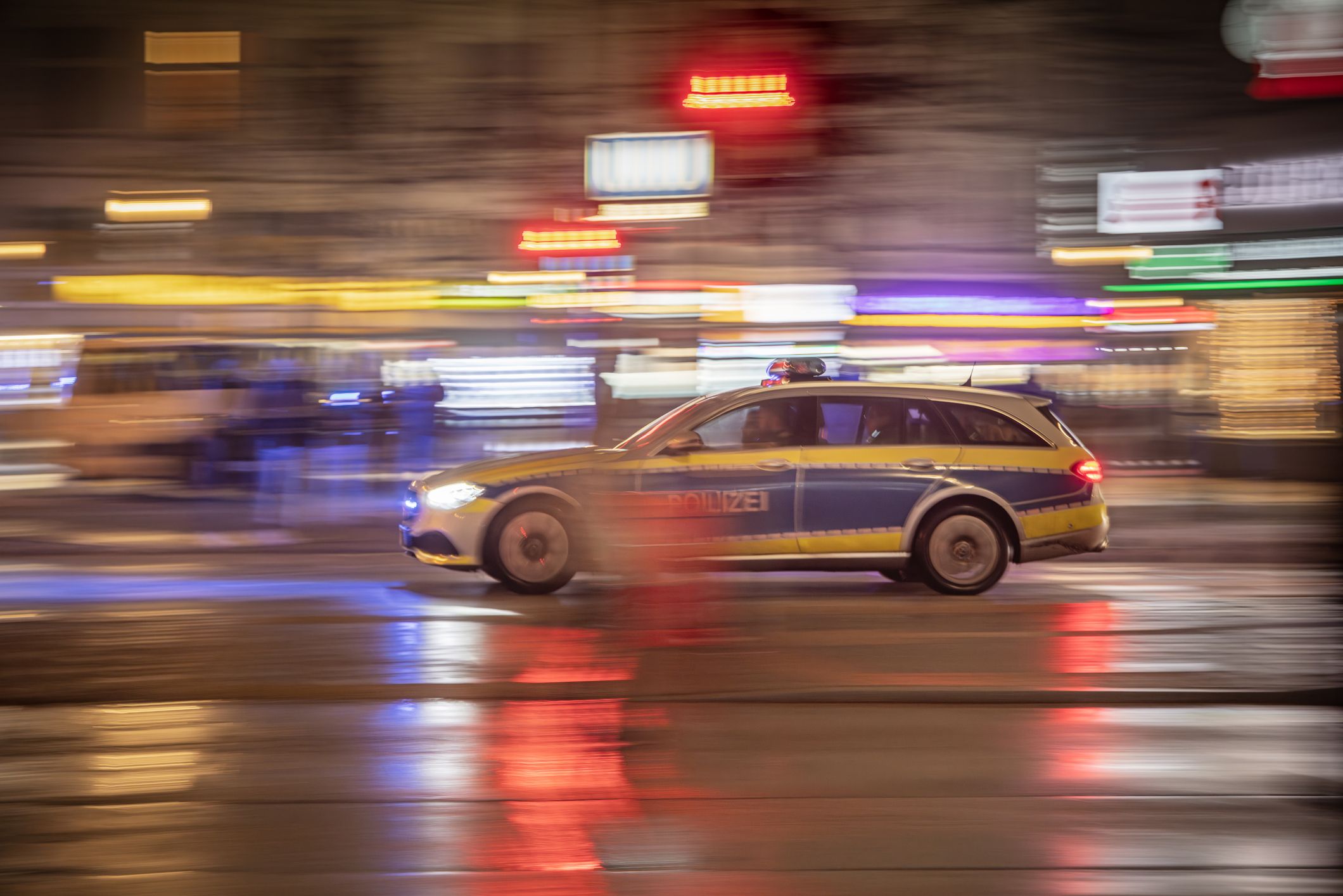 Wie die Polizei berichtet, ist der Mann – er hat die deutsche und kasachische Staatsbürgerschaft – mit einem Messer auf die alarmierten Polizisten losgegangen.
