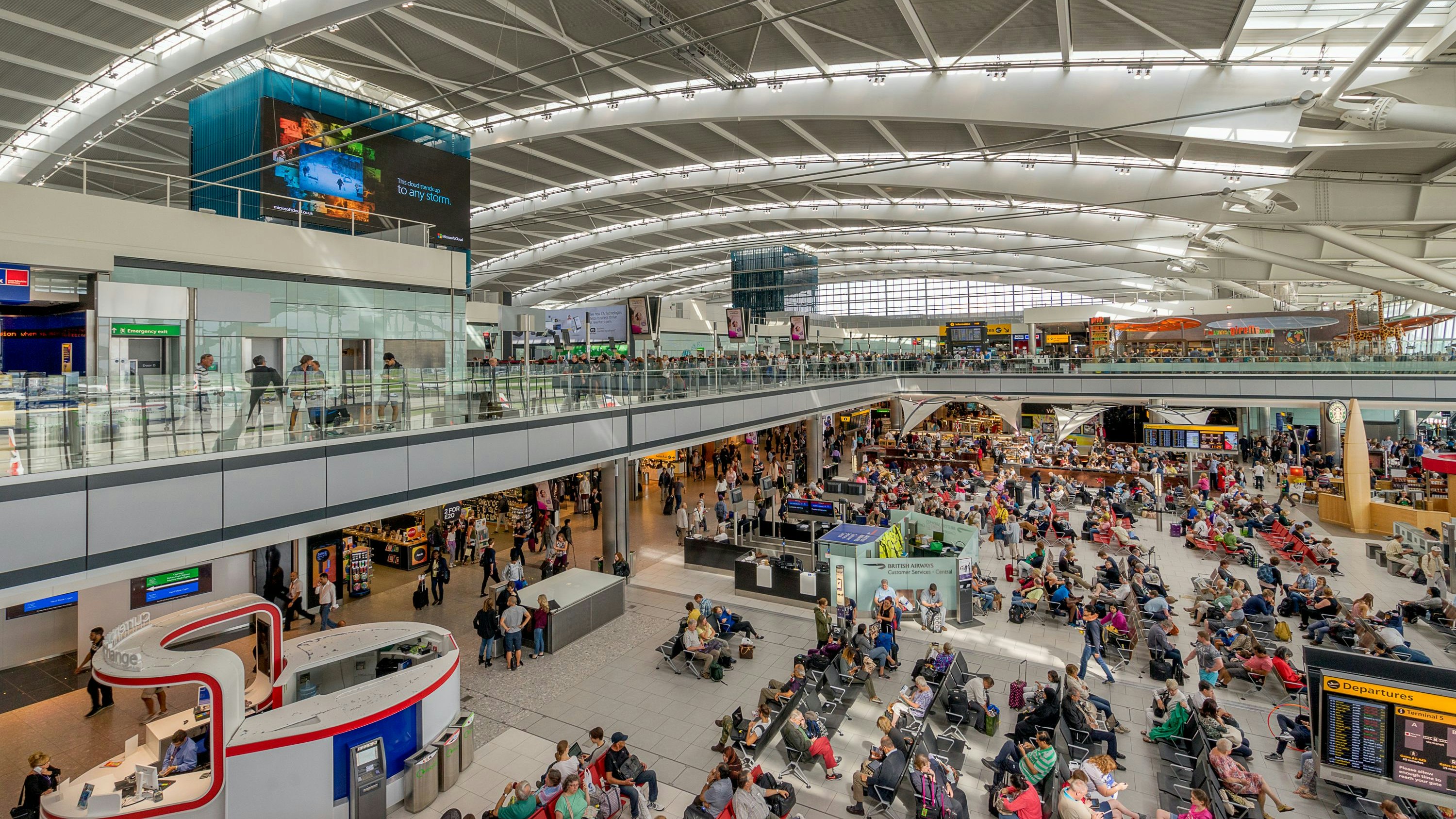 Heute.at - Chaos in Heathrow – 21 Verletzte bei Kofferraub
