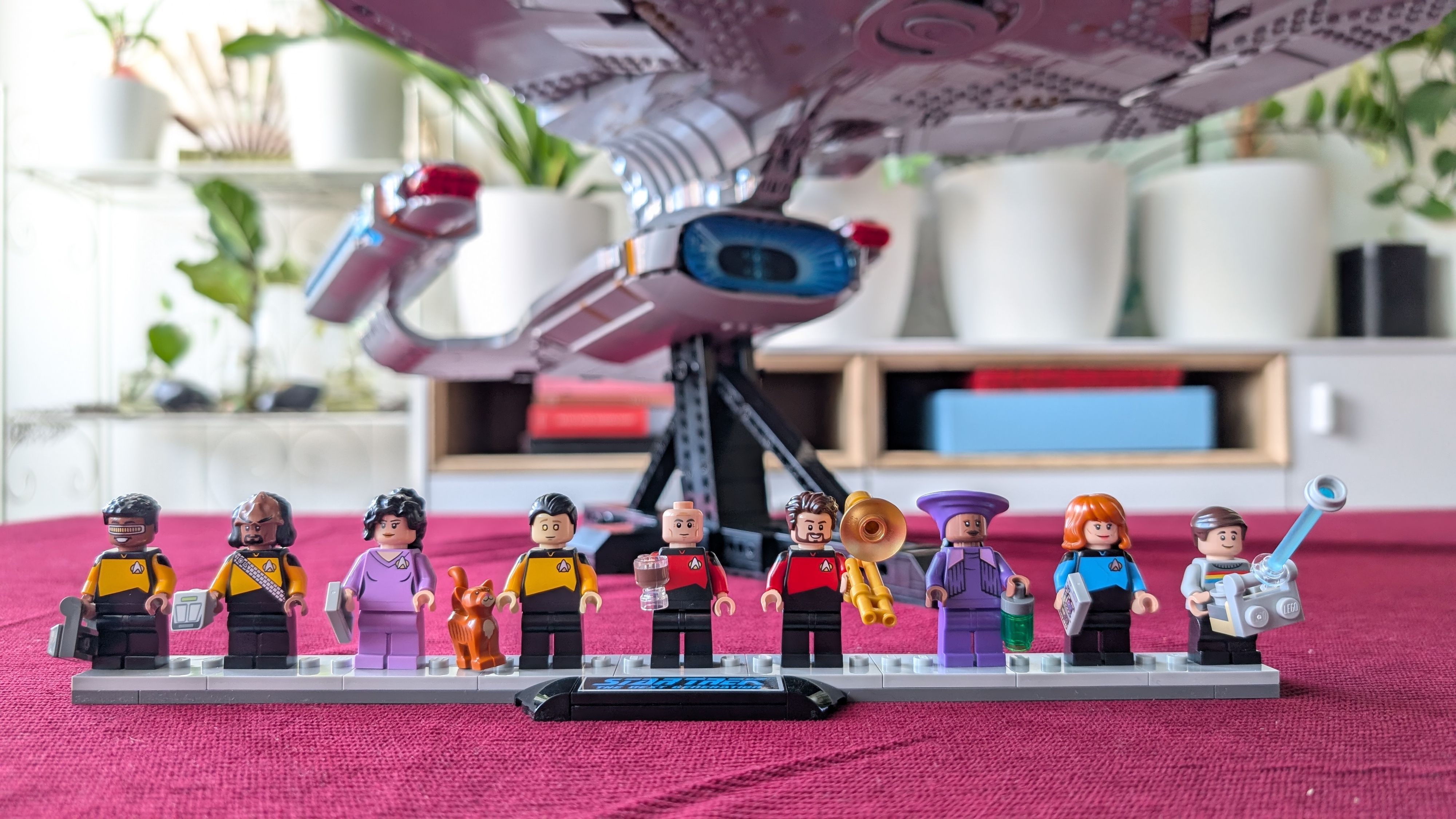 Die neun Figuren spiegeln die Charaktere der Serie genau wider und ermöglichen Szenen-Nachstellungen, machen sich aber auch gut in einer Linie auf einem eigenen Aufsteller.