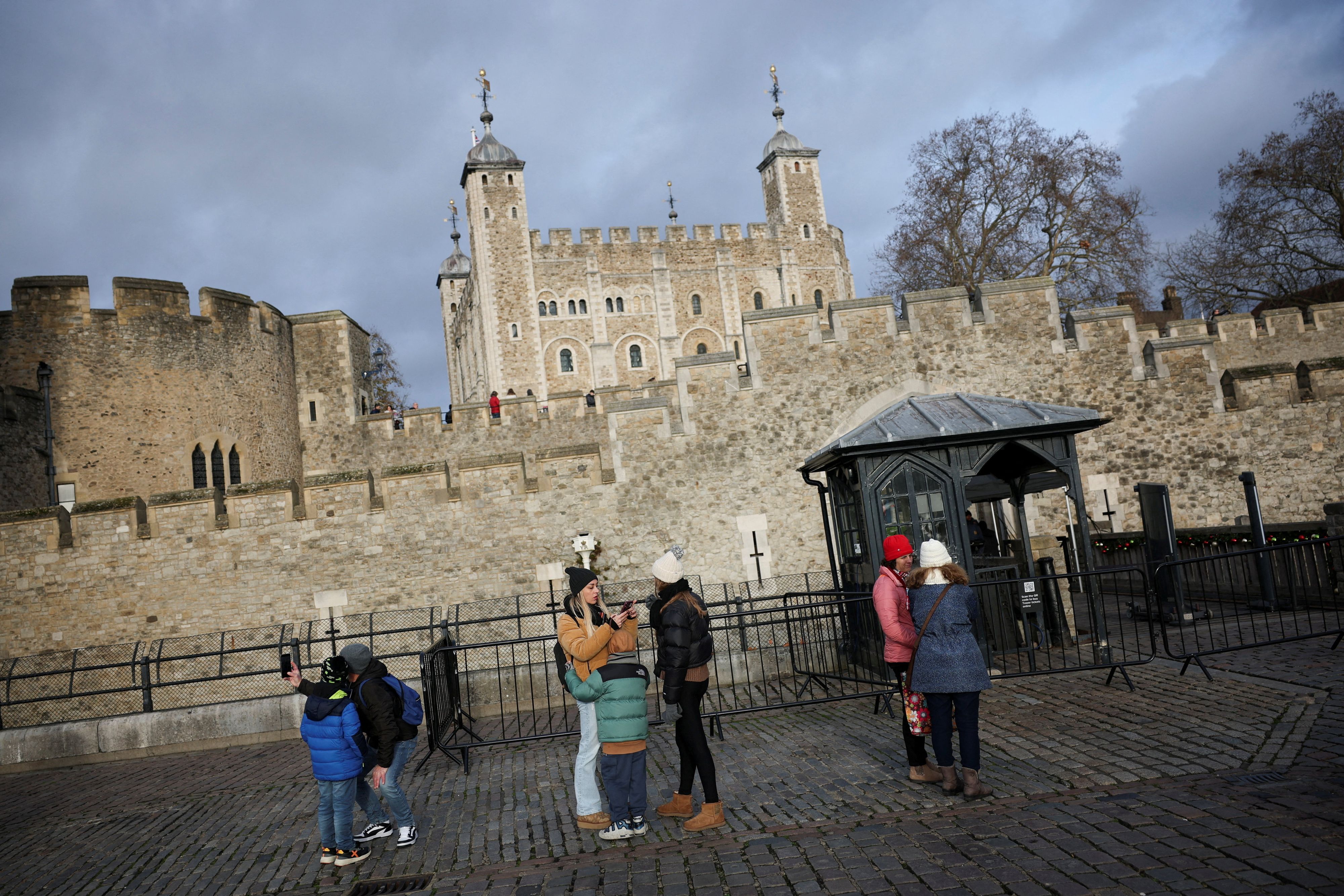Im Tower of London haben Aktivisten am Samstag eine Glasvitrine mit der Imperial State Crown mit Apple Crumble beschmiert.