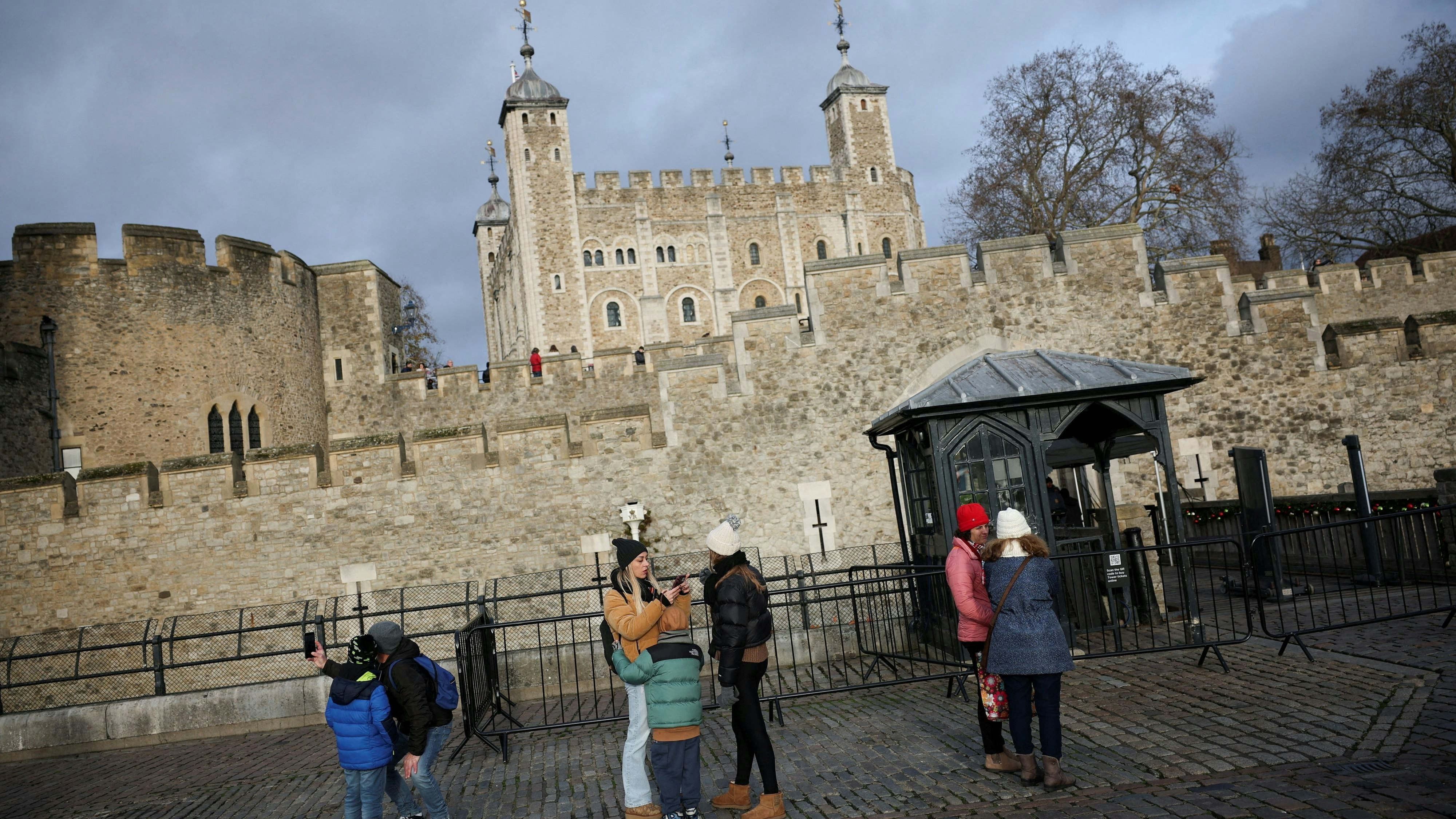 Heute.at - Vier Festnahmen nach Attacke auf Kronjuwelen in London