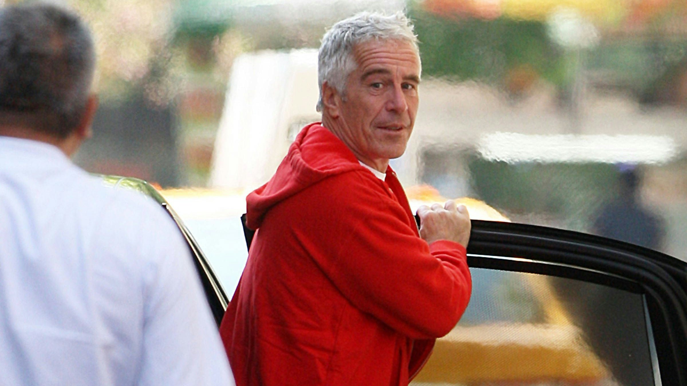 Heute.at - Großer Kuss: So lockte Epstein junge Frauen zu sich