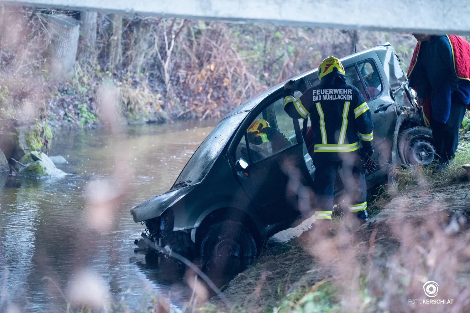 Das Auto landete im Bach. 