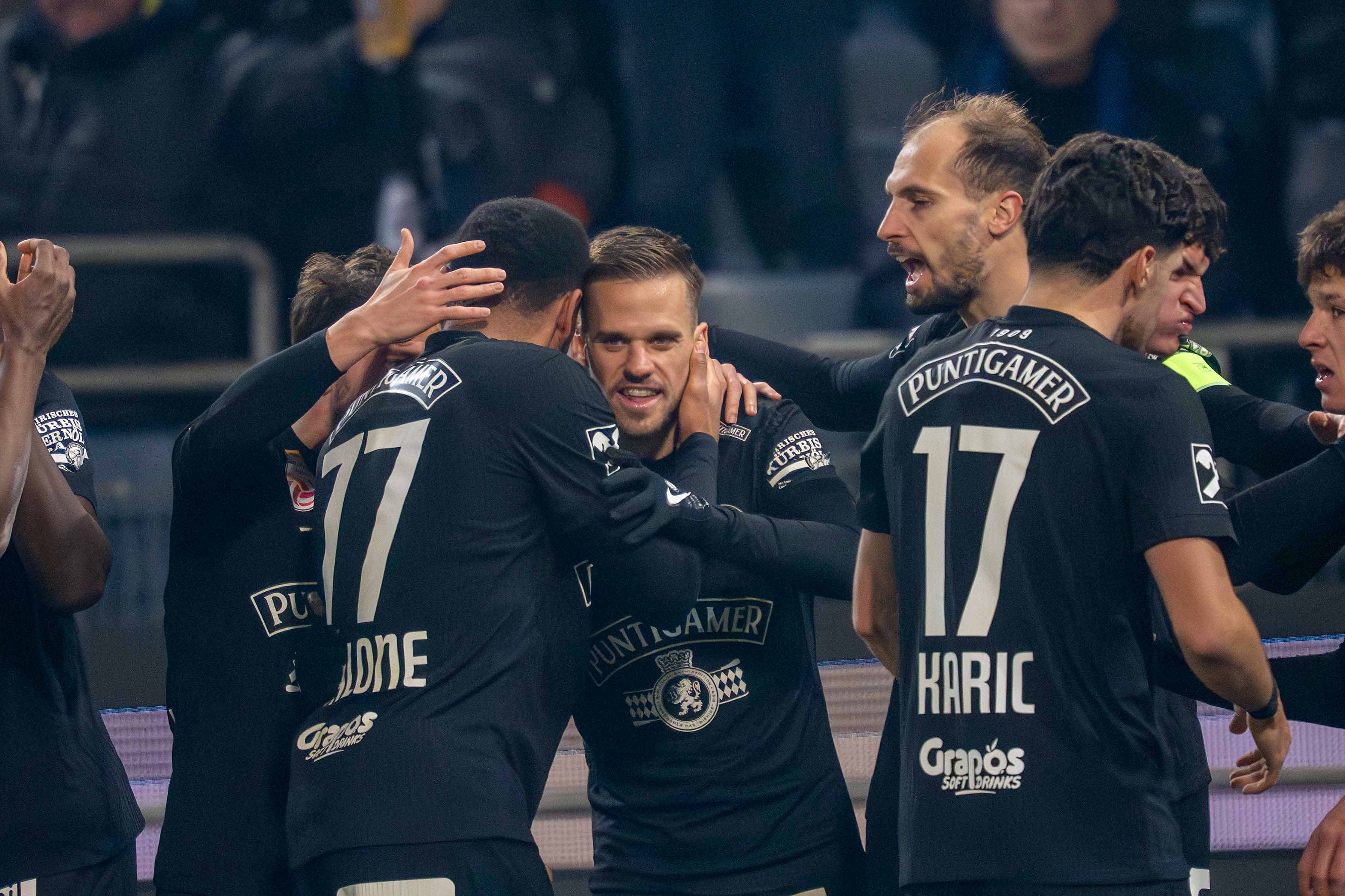 Die Spieler des SK Sturm waren nach dem Spiel sichtlich erleichtert.
