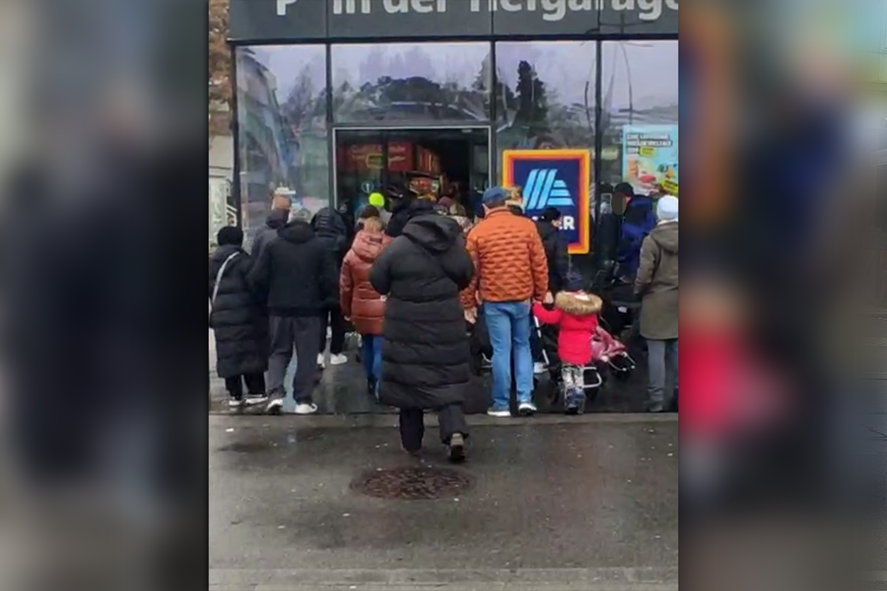 Heute.at - Alles voll mit Leuten – Ansturm auf Wiener Supermarkt