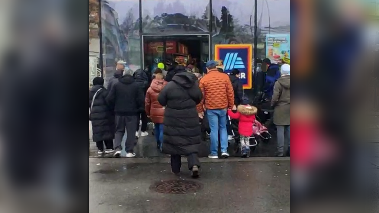 Heute.at - Alles voll mit Leuten – Ansturm auf Wiener Supermarkt