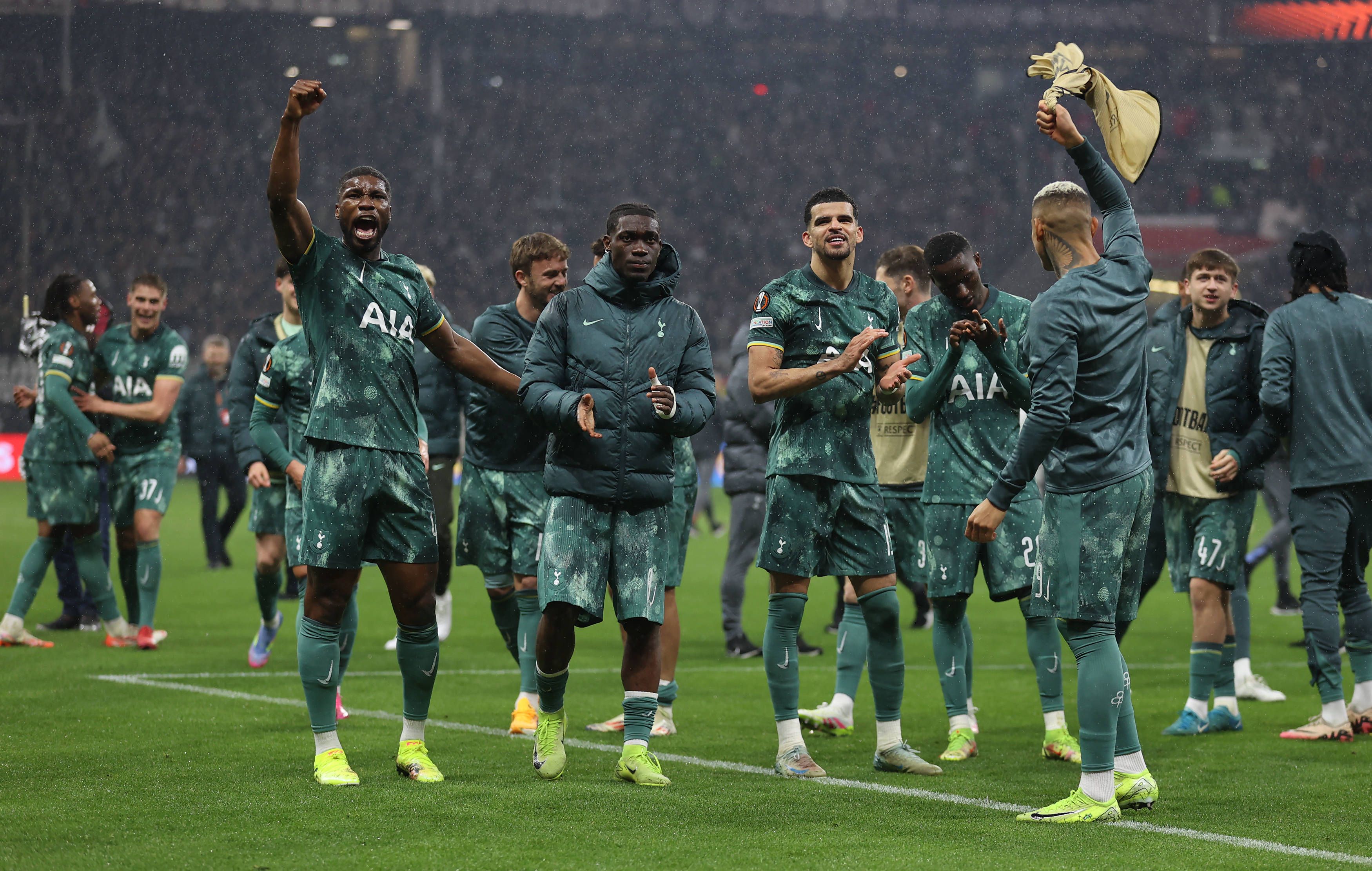 Kevin Danso und Yves Bissouma nach dem Triumph in der Conference League. 