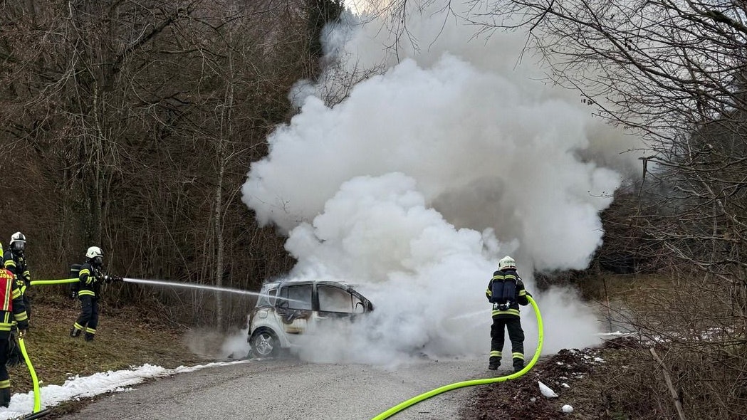 Dichter Rauch quoll aus dem Fahrzeug.