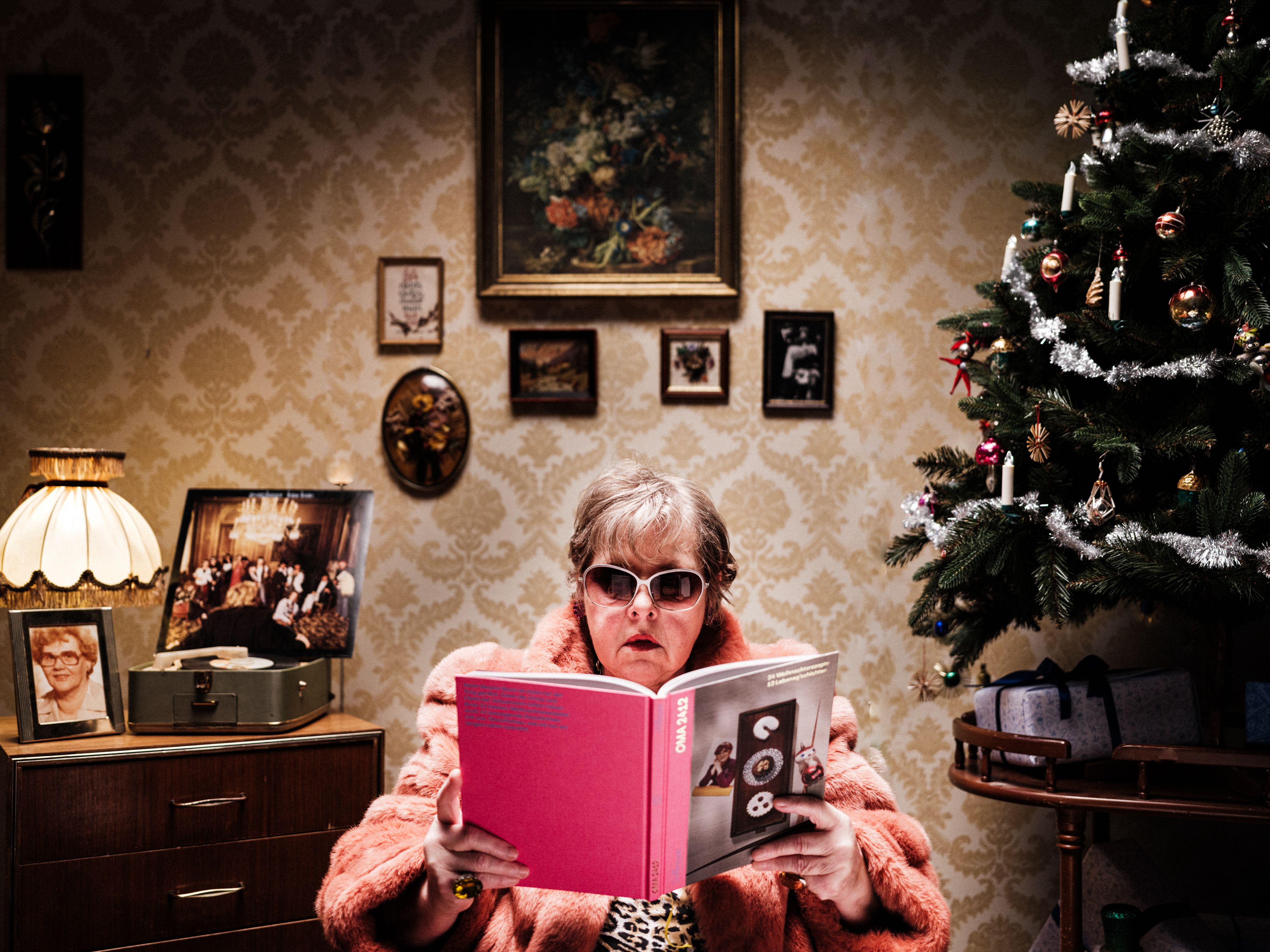 Die Seniorinnen und Senioren der Vollpension präsentieren ihre neuen Weihnachts-Goodies.