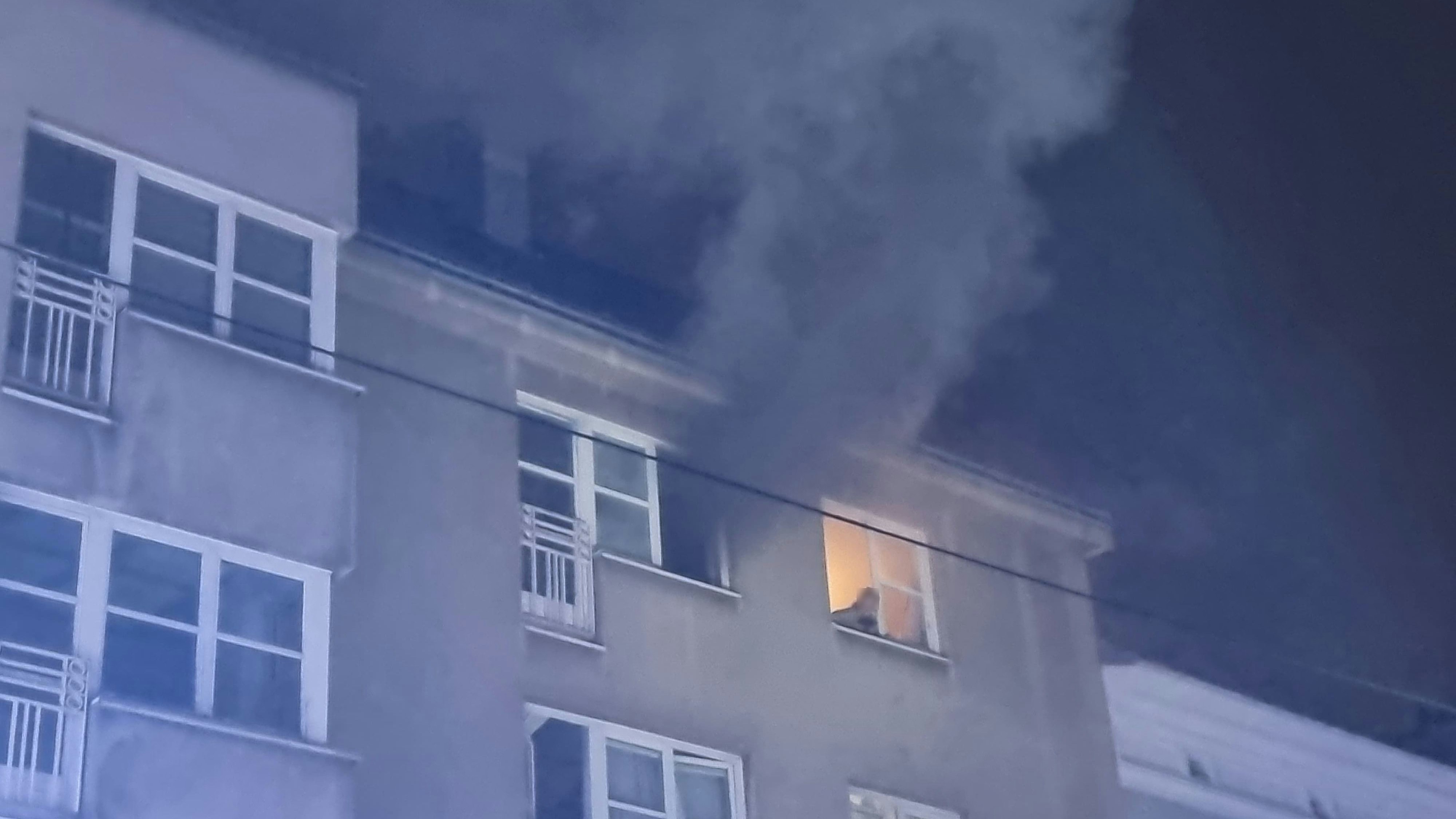 Heute.at - Mutter mit Kindern in Feuer-Wohnung gefangen – Rettung!