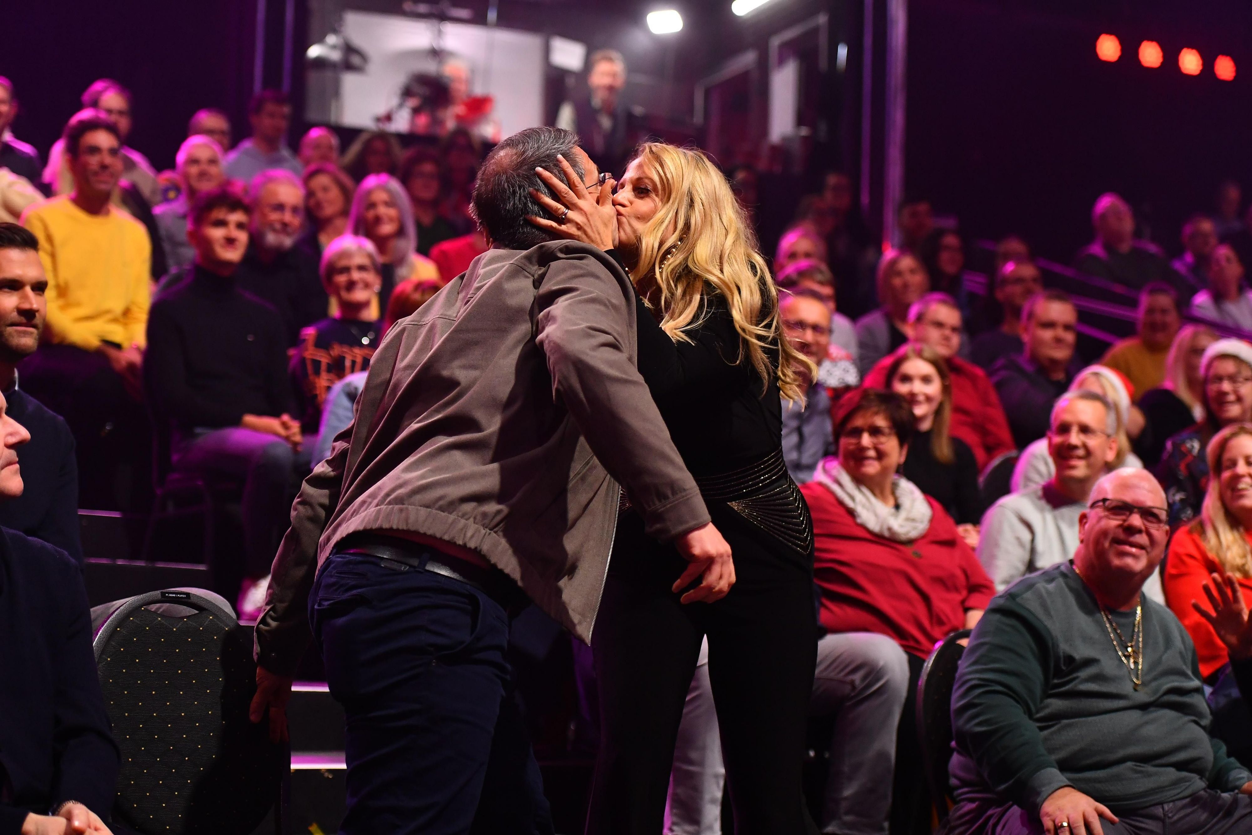 Heute.at - Barbara Schöneberger küsst plötzlich Zuseher im TV