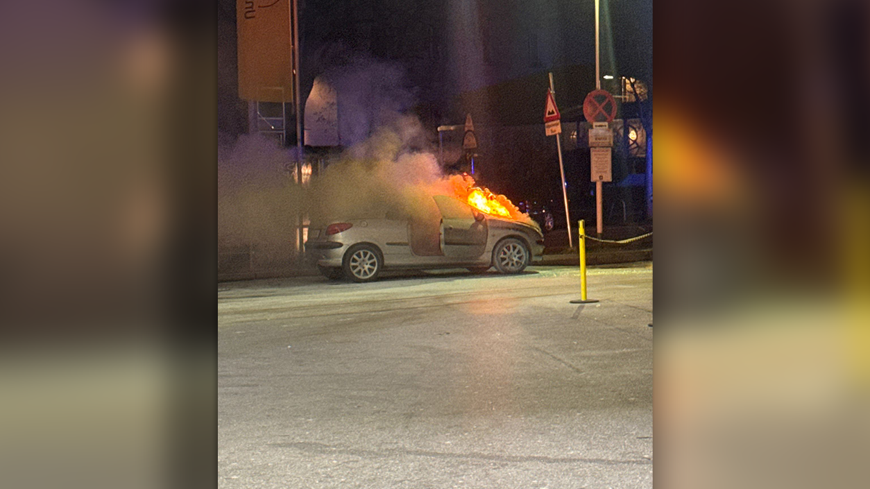 Heute.at - Flammen! Autobrand in Wien sorgt für Einsatz