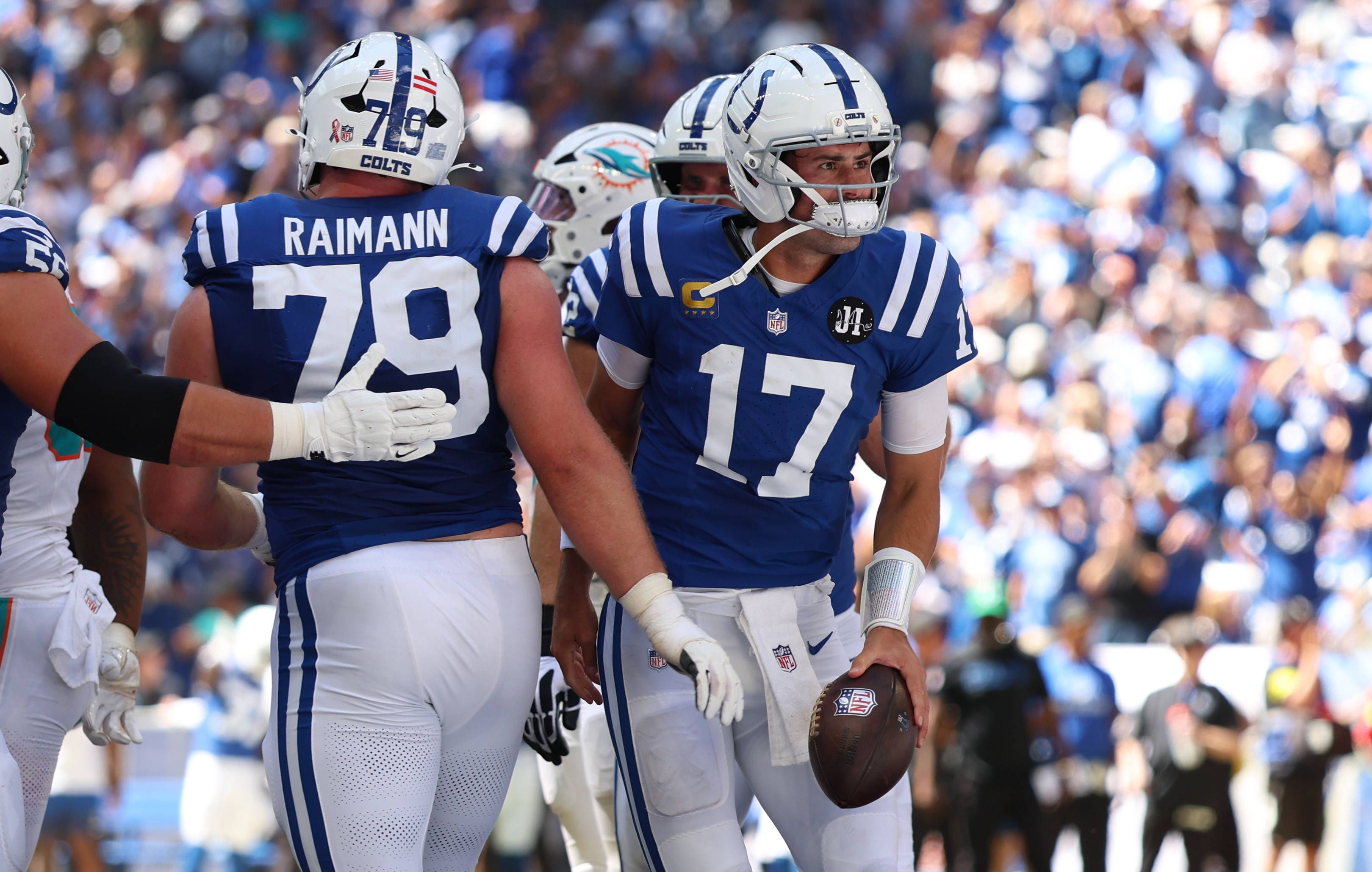Bernhard Raimann und sein Quarterback Daniel Jones.