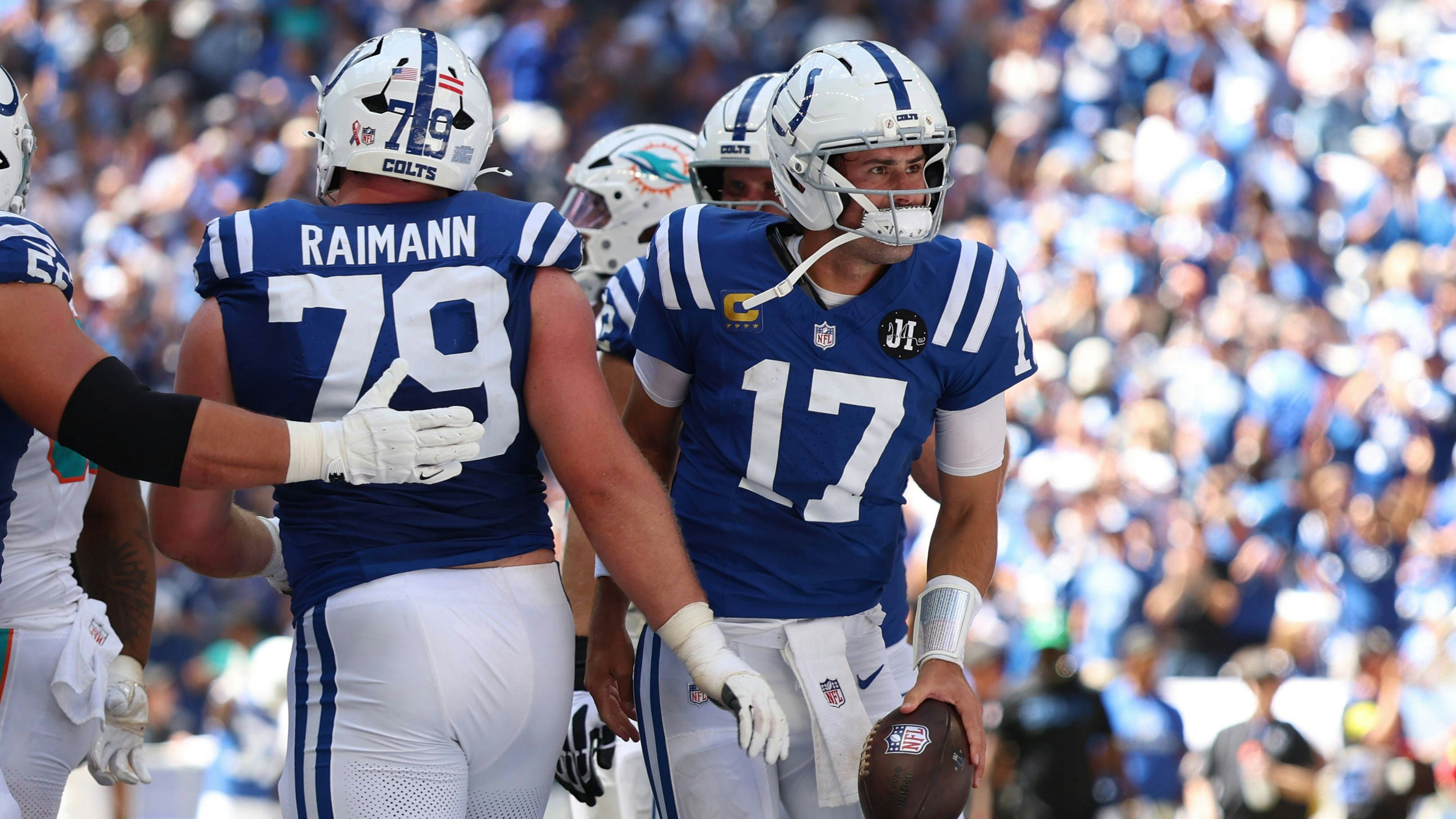 Bernhard Raimann und sein Quarterback Daniel Jones.