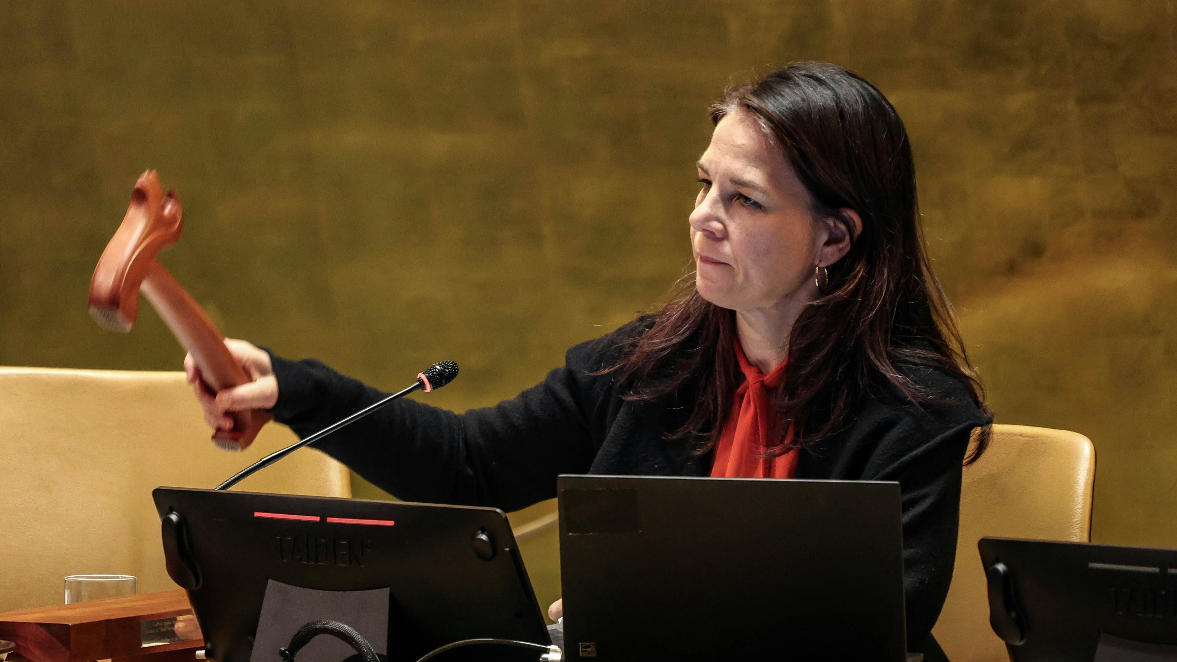 Annalena Baerbock mit dem zeremoniellen "Thors Hammer" (Ásmundarnautur) während einer Sitzung am 25. November 2025.
