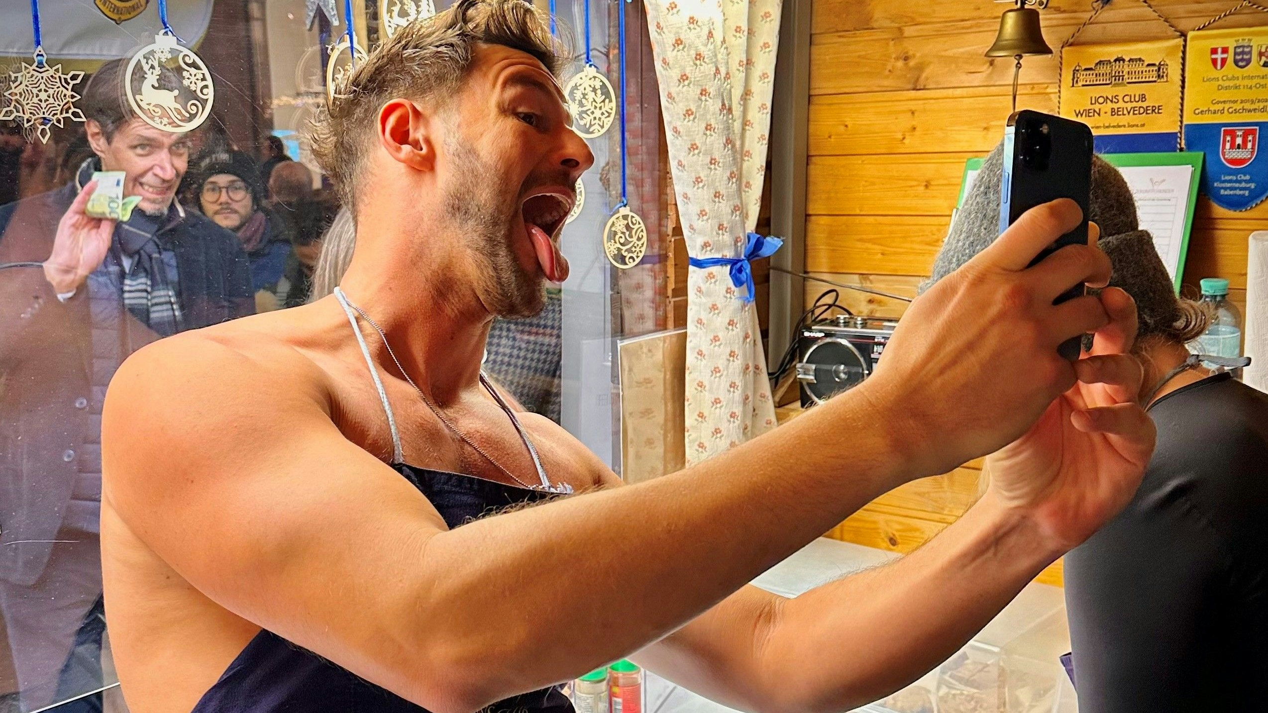 Heute.at - Fans hoffen: Lässt Pizzera wieder Hüllen fallen?