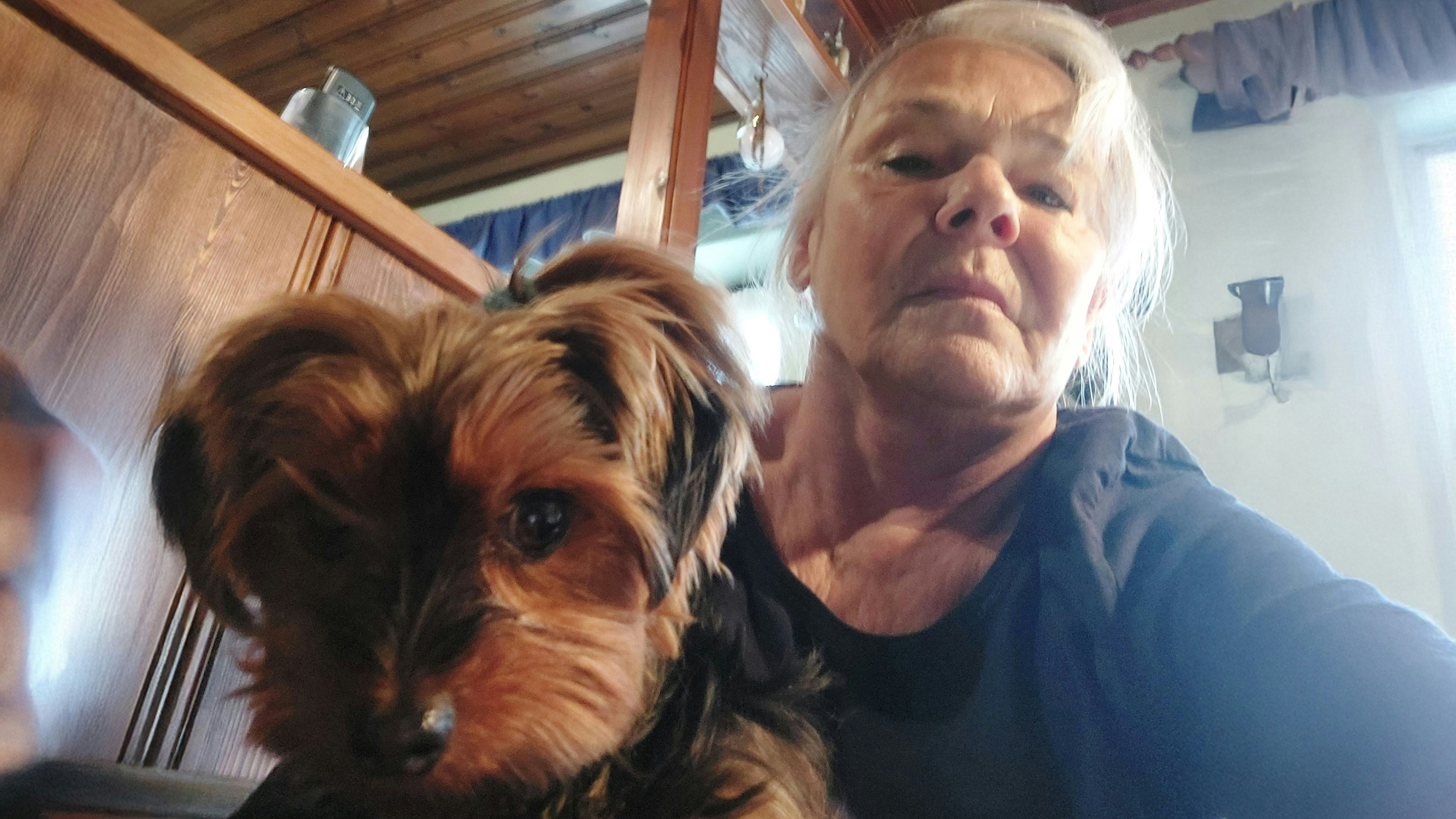 Helga liebt Hündin "Candy" über alles.