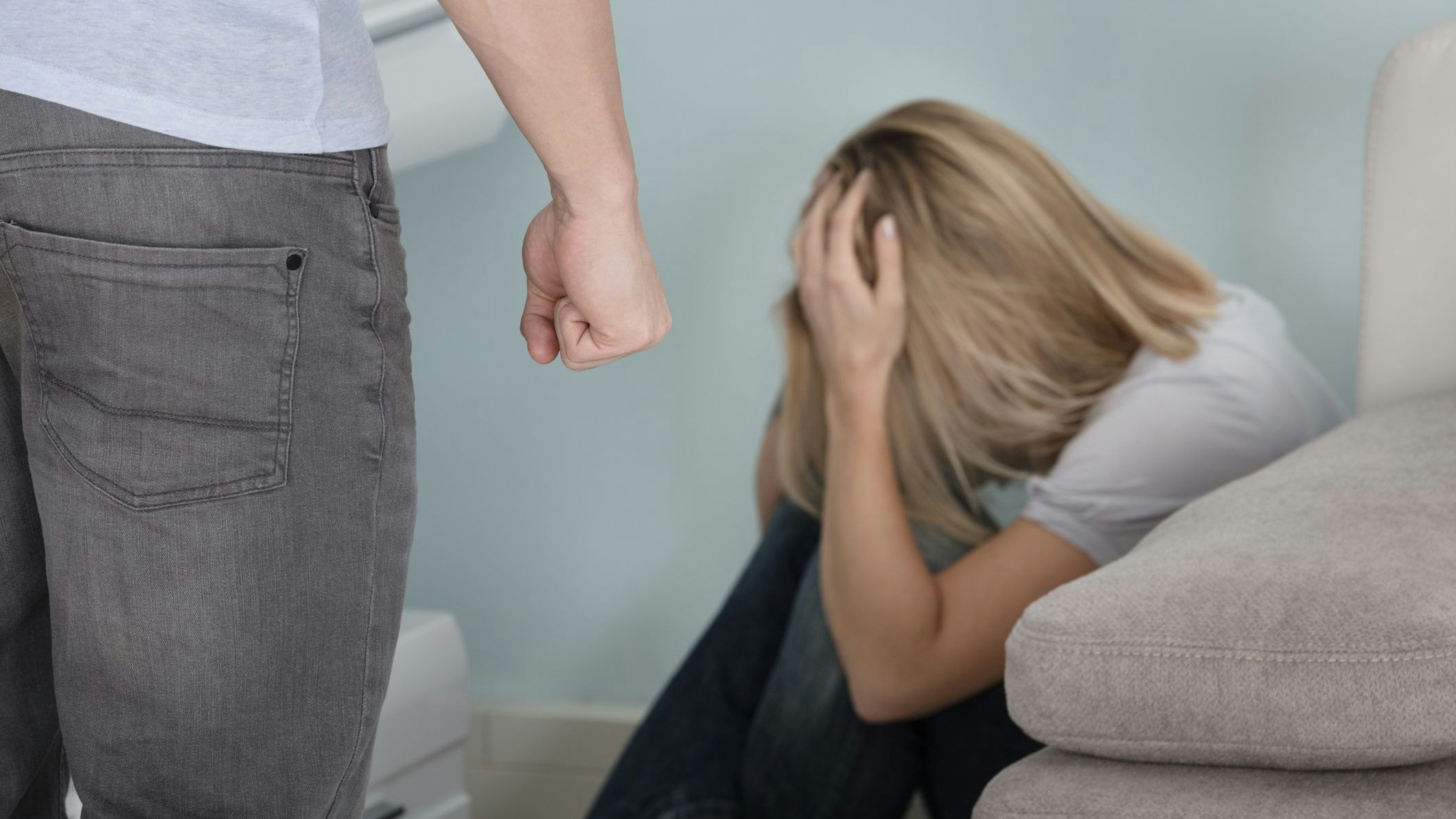 Heute.at - Mann sperrt seine Frau ein – AMS will ihr Geld kürzen