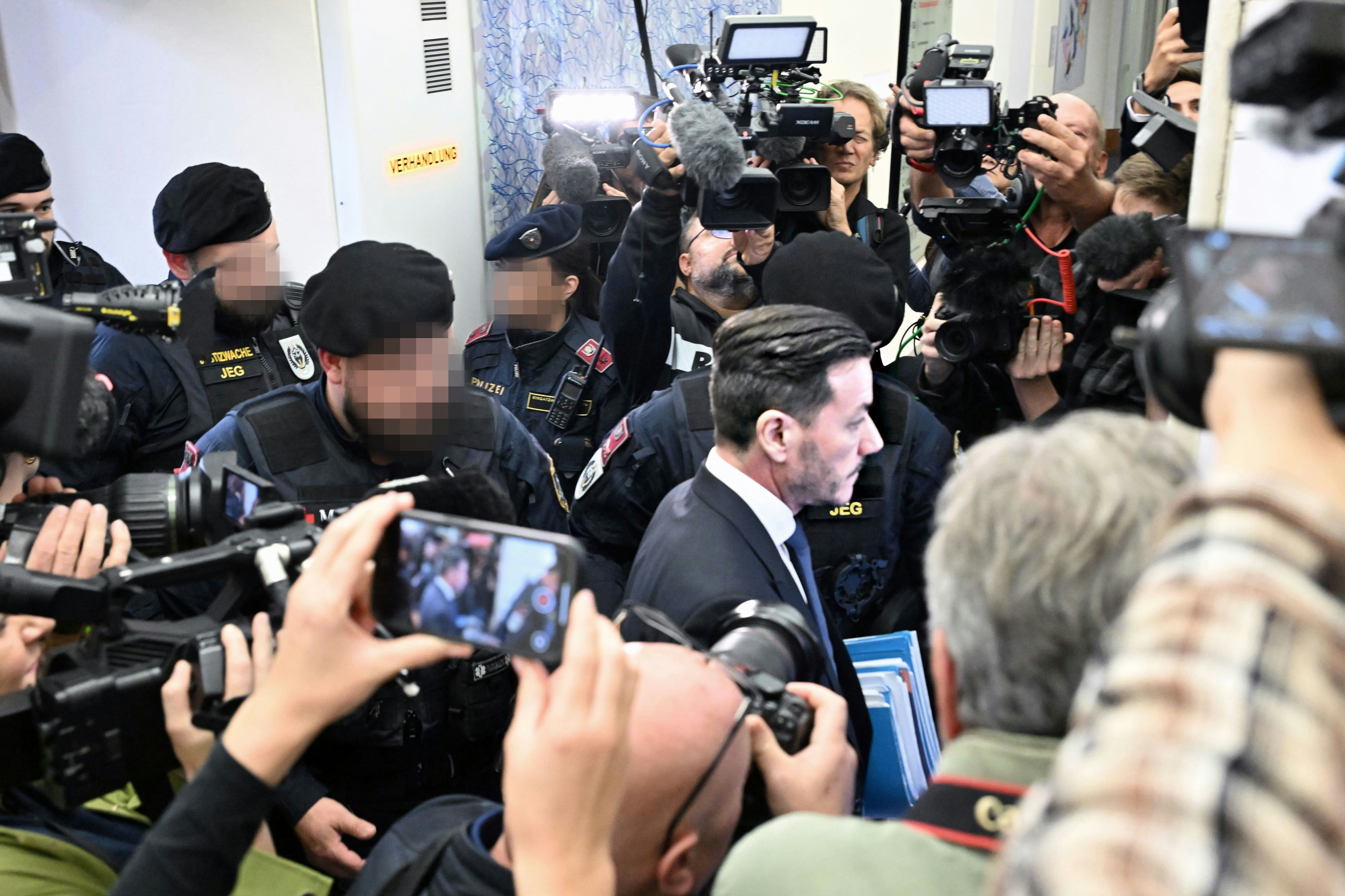 Blitzlichtgewitter beim ersten Prozess gegen René Benko im vergangenen Oktober. Am Mittwoch, dem 10. Dezember, wird wieder verhandelt