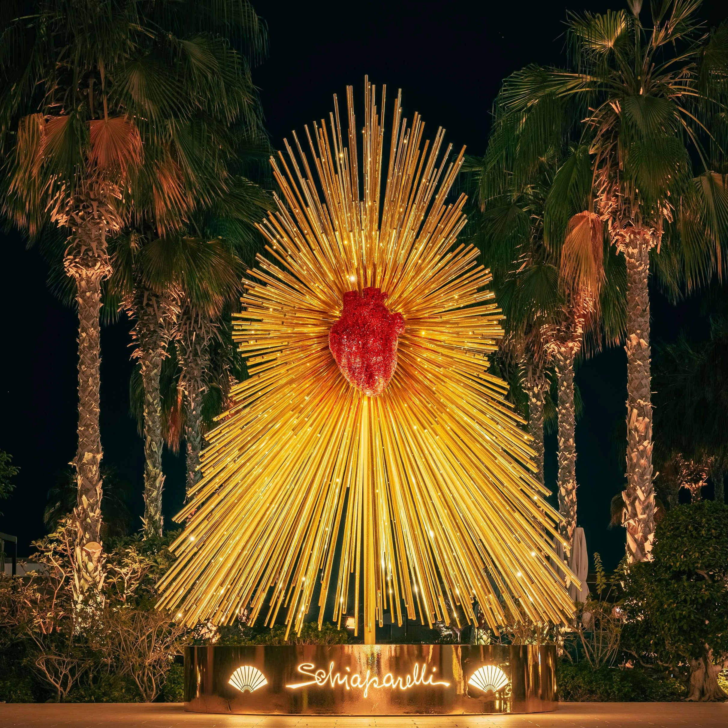 1.458 <a data-li-document-ref="120143163" href="https://www.heute.at/s/400-mitarbeiter-betroffen-sozialplan-bei-swarovski-120143163">Swarovski</a>-Kristalle bringen ein "schlagendes" Herz zum Funkeln.