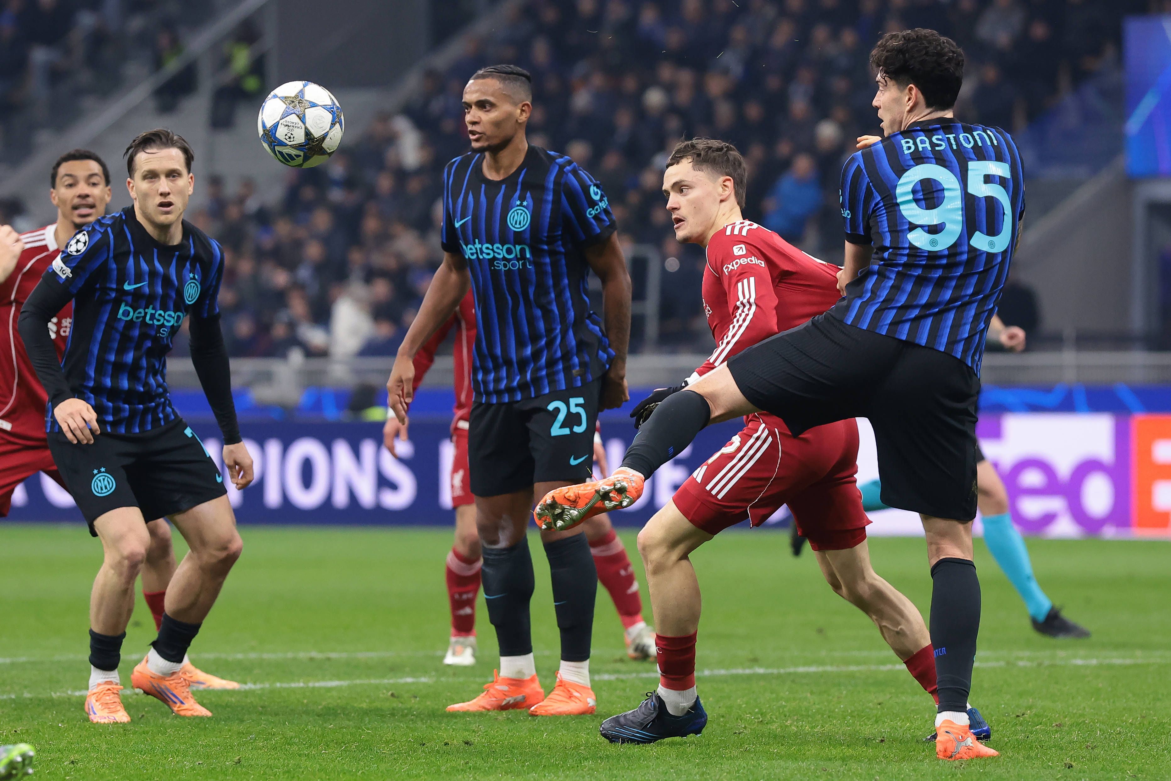 Wirtz im Duell mit Bastoni.