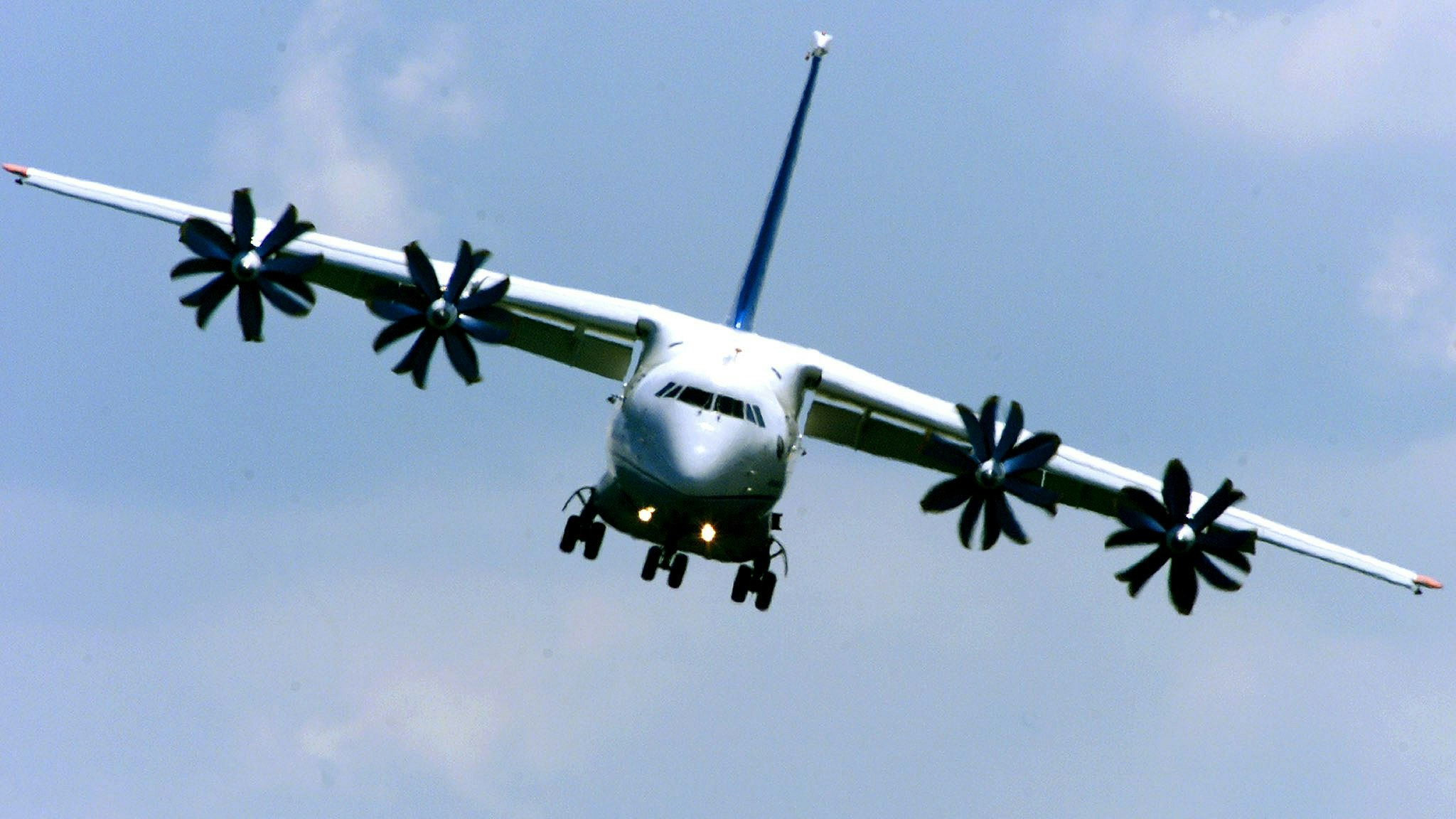 Heute.at - Russisches Militärflugzeug vom Typ An-22 abgestürzt