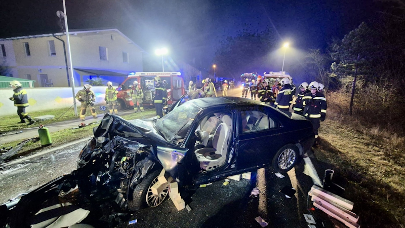 Nach einem schweren Verkehrsunfall auf der B60 in Niederösterreich kam für eine Lenkerin jede Hilfe zu spät. Die Frau verstarb noch an der Unfallstelle.