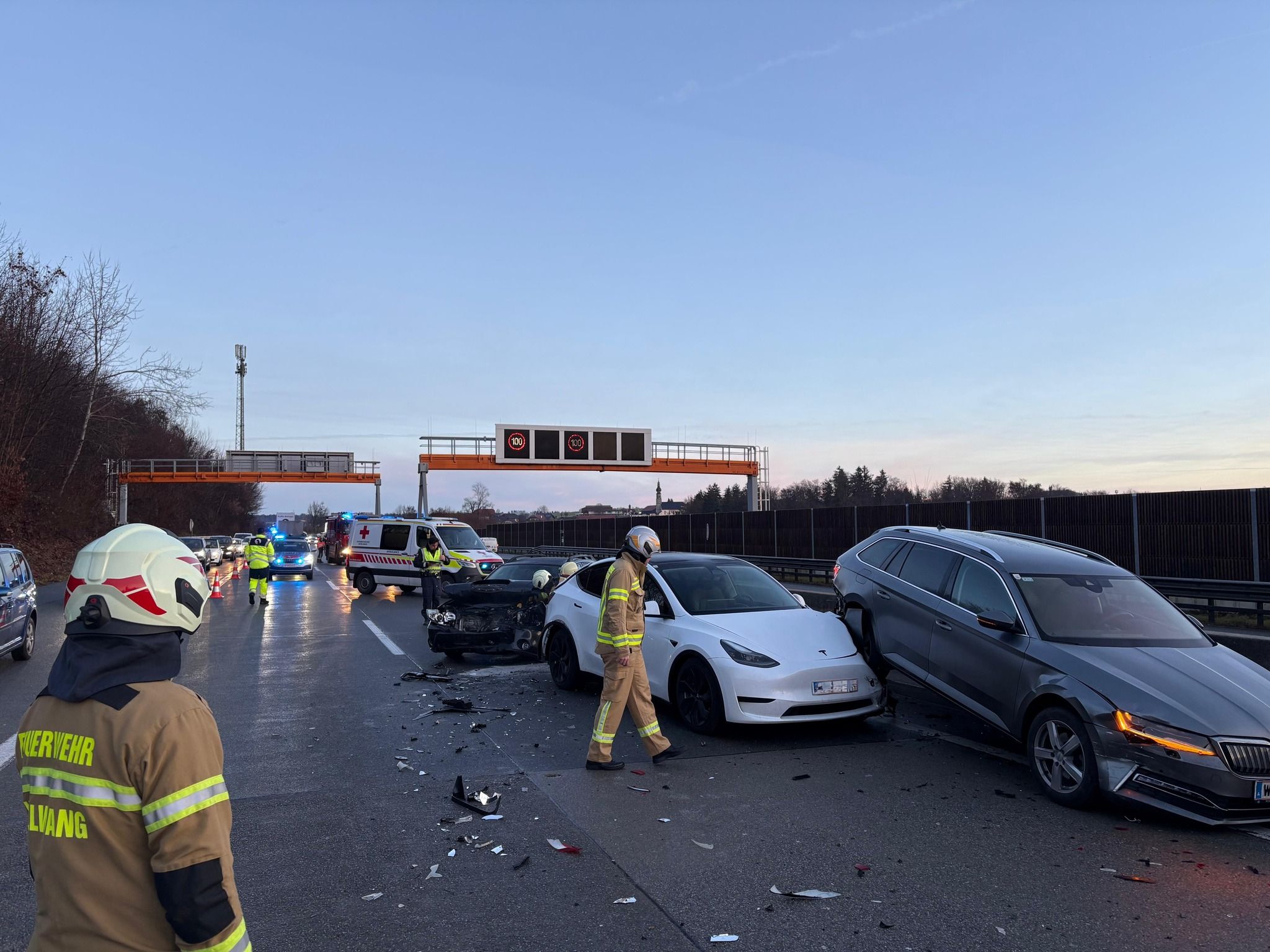 Heute.at - 12 Kilometer Stau nach Massen-Crash auf der A1