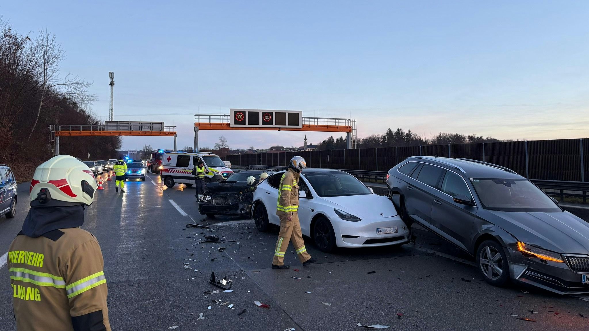 Heute.at - 12 Kilometer Stau nach Massen-Crash auf der A1