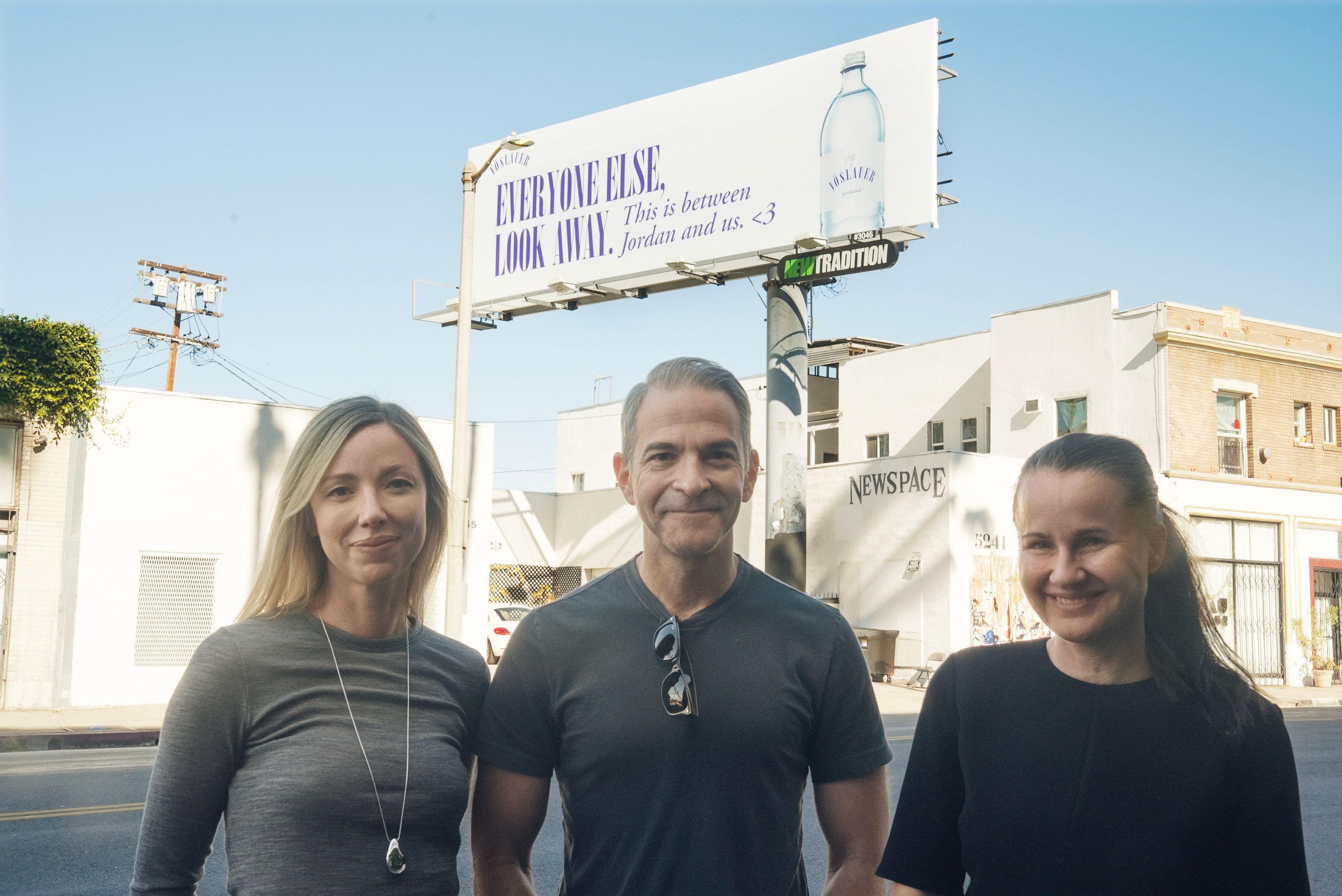 Conan O'Brian Sidekick Jordan Schlansky wurde von Vöslauer in Los Angeles überrascht.