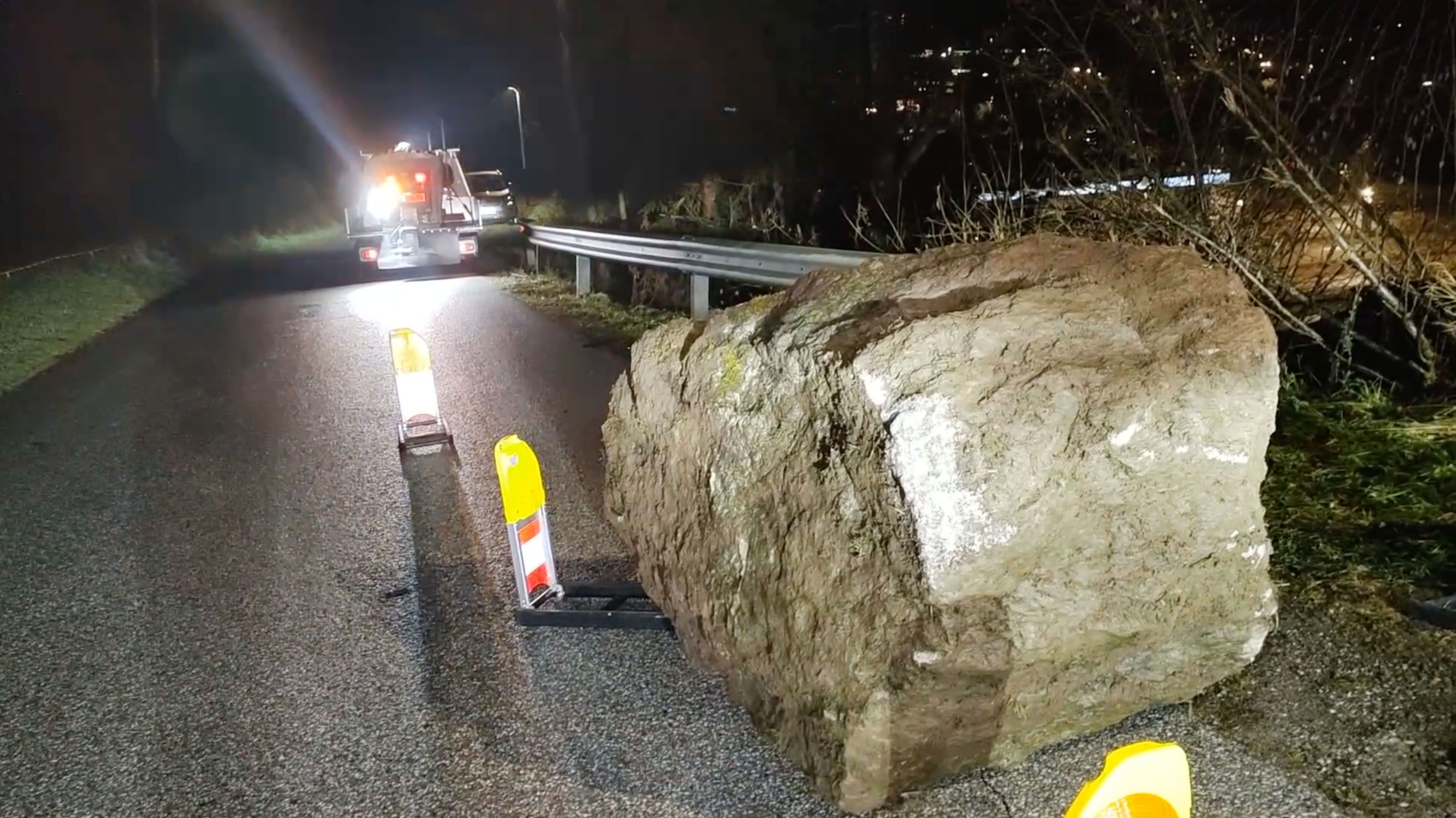 Heute.at - Großer Felssturz! Siedlung von Außenwelt abgeschnitten