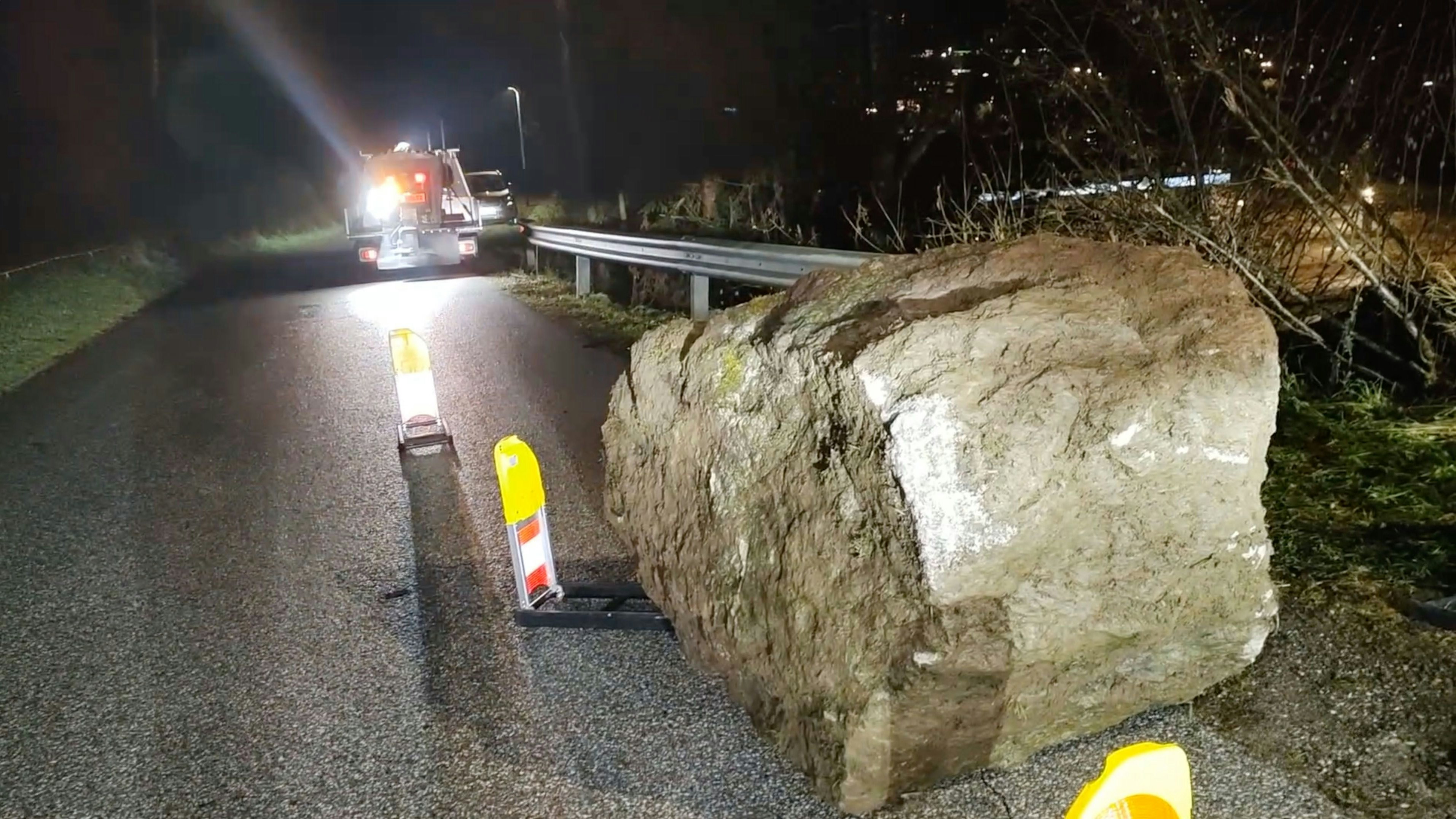 Heute.at - Großer Felssturz! Siedlung von Außenwelt abgeschnitten