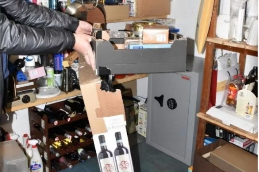 Der geheime Tresor wurde hinter Kisten-Attrappen in einem ehemaligen Bunker-Raum entdeckt