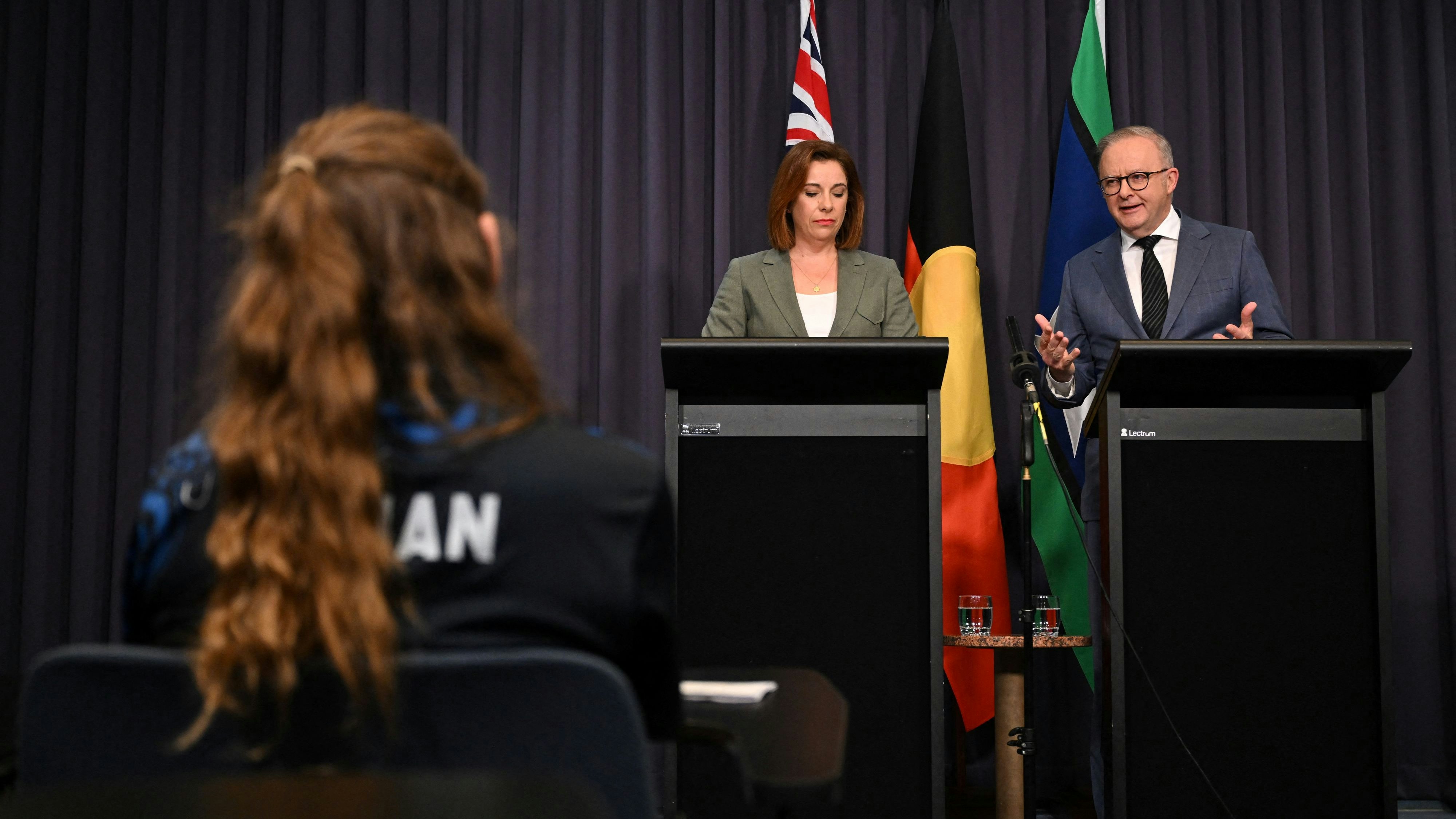 Durchwachsene Erfolge mit dem Verbot: Australiens Premierminister Anthony Albanese mit Medienministerin Anika Wells