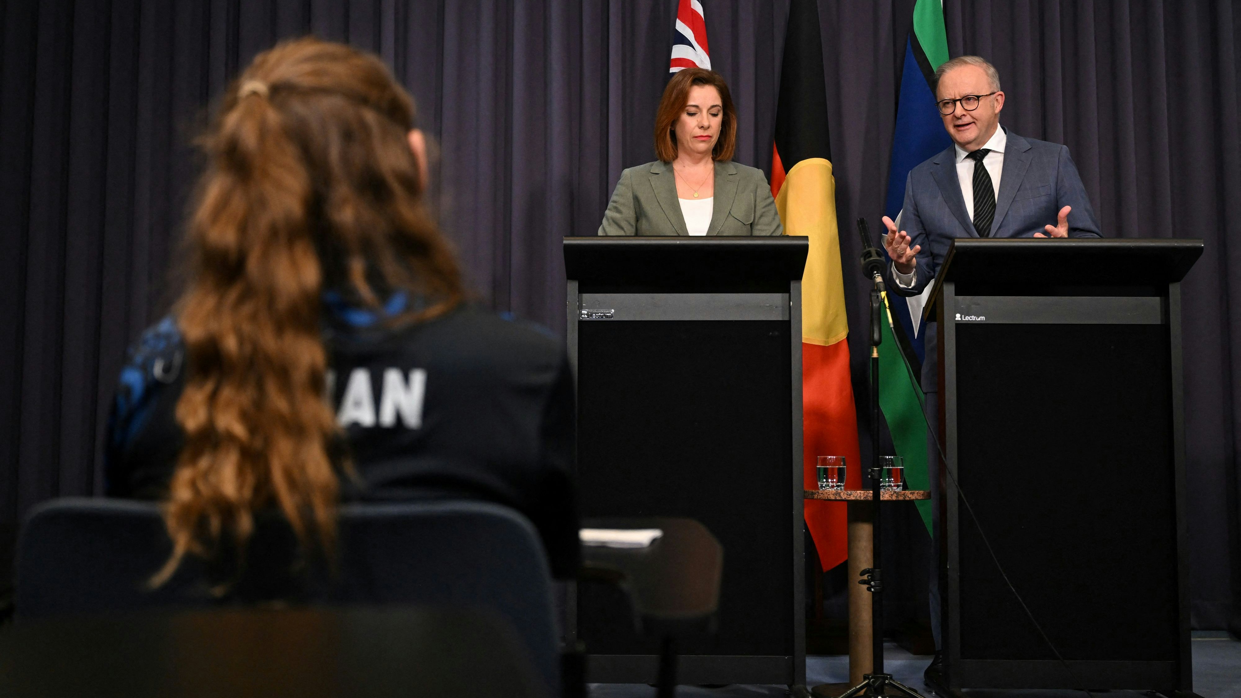 Australiens Premierminister Anthony Albanese and Medienministerin Anika Wells beantworten Fragen von Teenagers zum Social-Media-Verbot