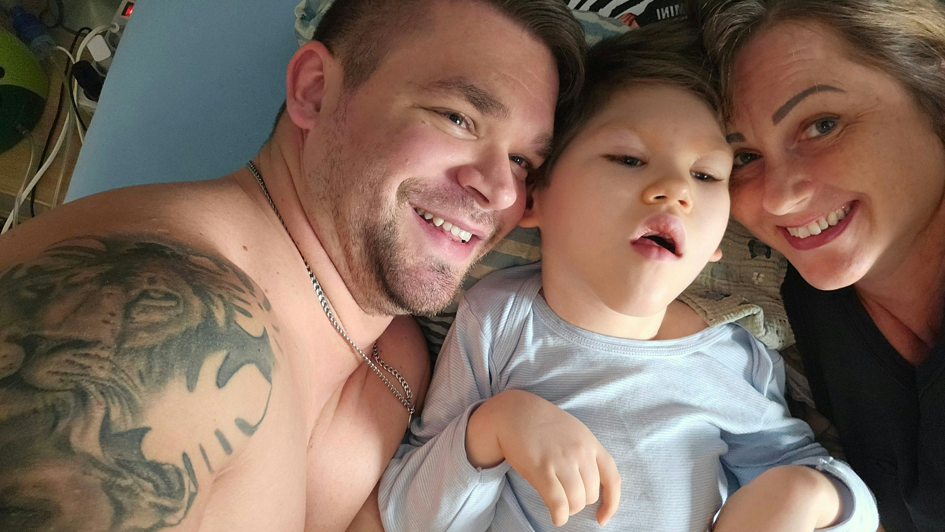 Jonas (5) mit Papa Patrick und Mama Tina.